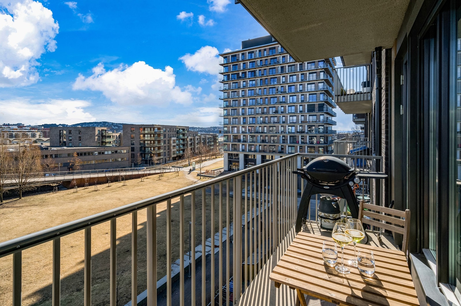 I følge selger er solen på balkongen fra tidlig morgen til ca. kl. 16.00 sommerstid Galleribilde