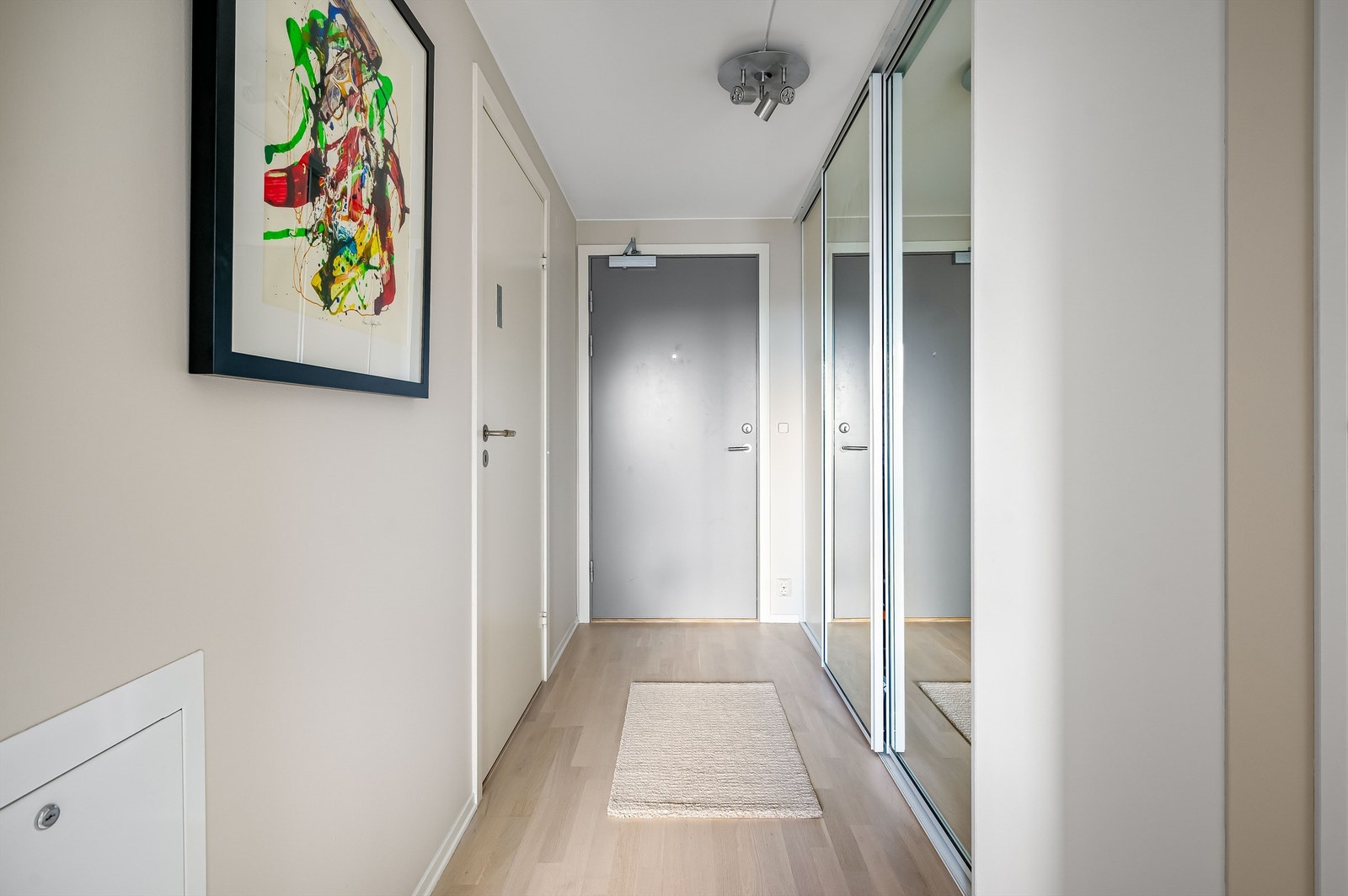 Entréen er innredet med en romslig skyvedørsgarderobe hvor det er masser av plass til hva enn man måtte ønske å "gjemme unna" Galleribilde