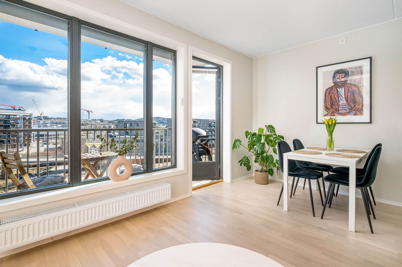 Store vindusflater og masser av lysinnslipp! Galleribilde
