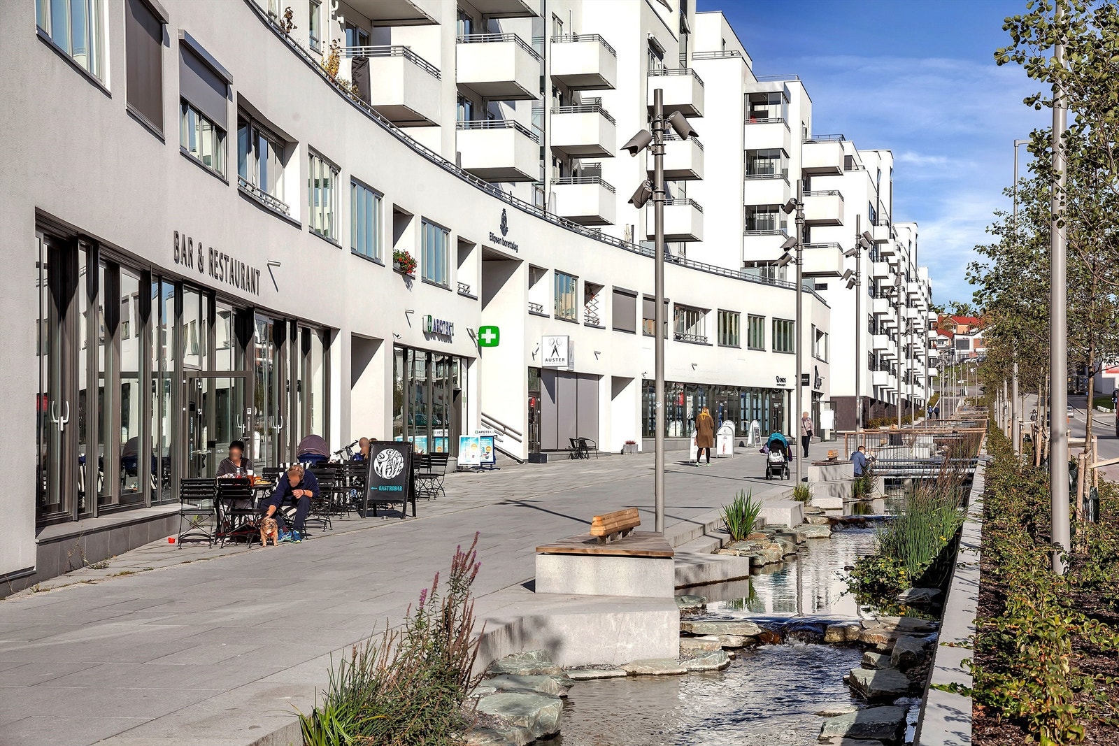 Hovinbekken renner nedover mot Ensjø fra Teglverksdammen, gjennom Gladengveien og ned i et flott vannspeil med nye Ensjø Torg Galleribilde
