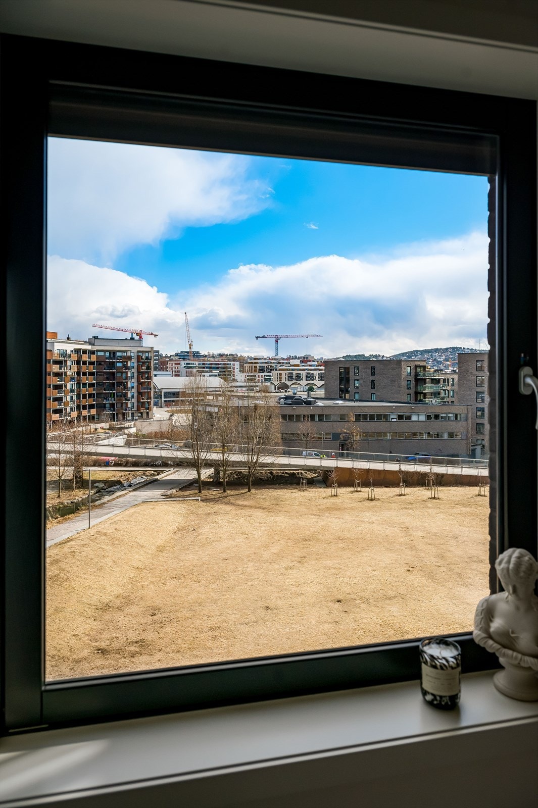 Leiligheten vender i sin helhet mot parkdrag, som gjør at du kan sove med vinduene åpne uten forstyrrelser Galleribilde