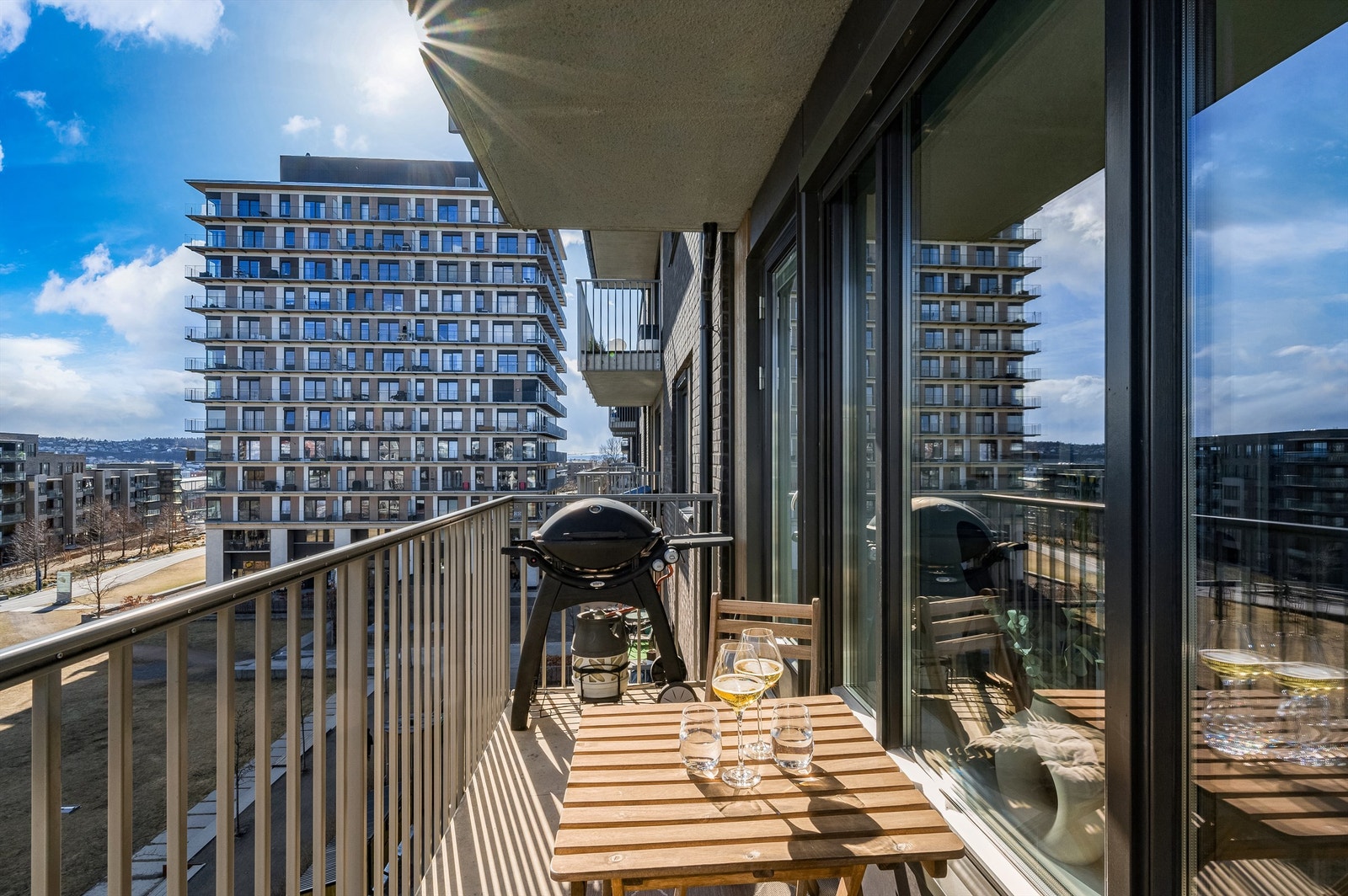 Balkongen er av god størrelse og byr på plass til både sittegruppe og grill Galleribilde