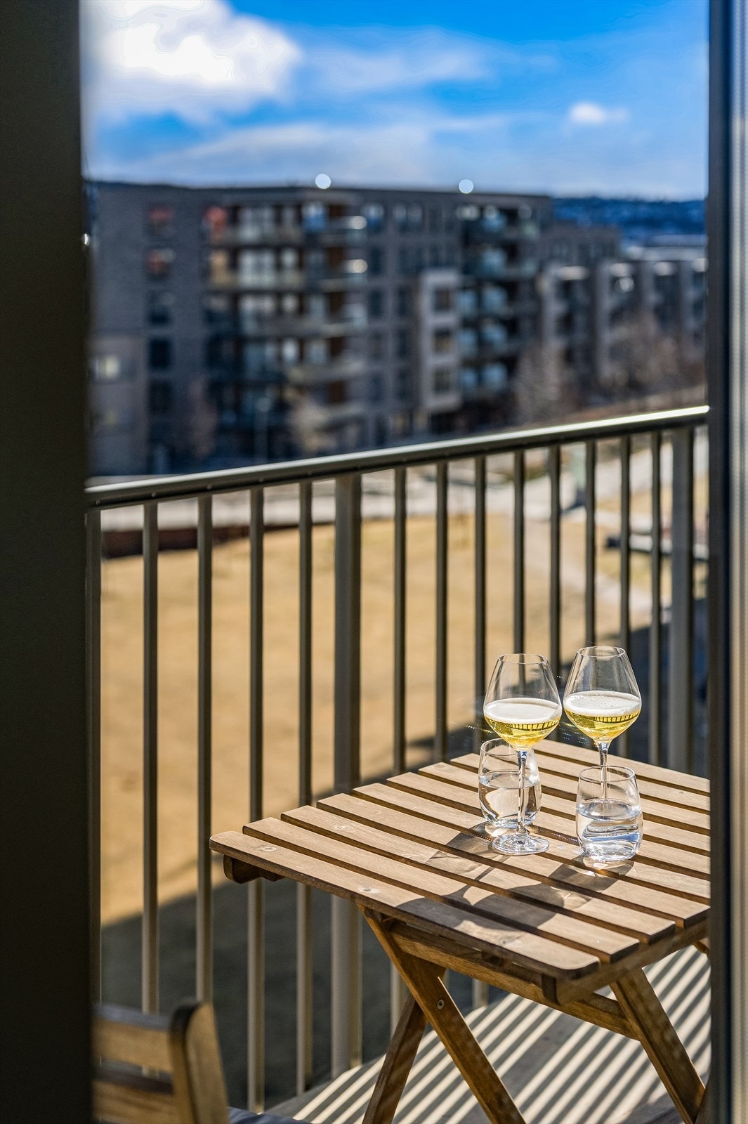 Fra stuen er det direkte adgang til en romslig balkong Galleribilde