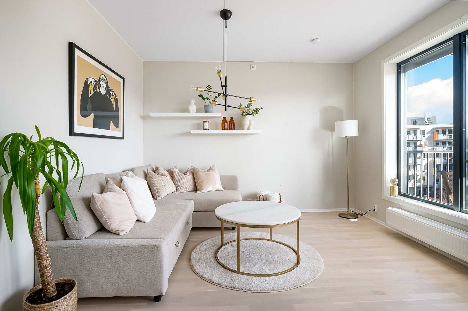 Her er det god plass til sofa med tilhørende salongbord og tv-seksjon Galleribilde