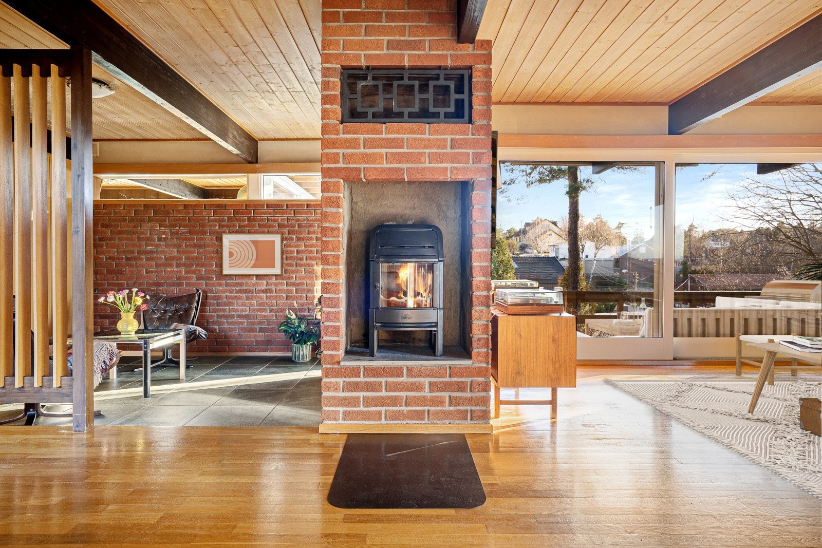 Peisestuen ligger vegg i vegg med stuen, Ny peisovn. Galleribilde