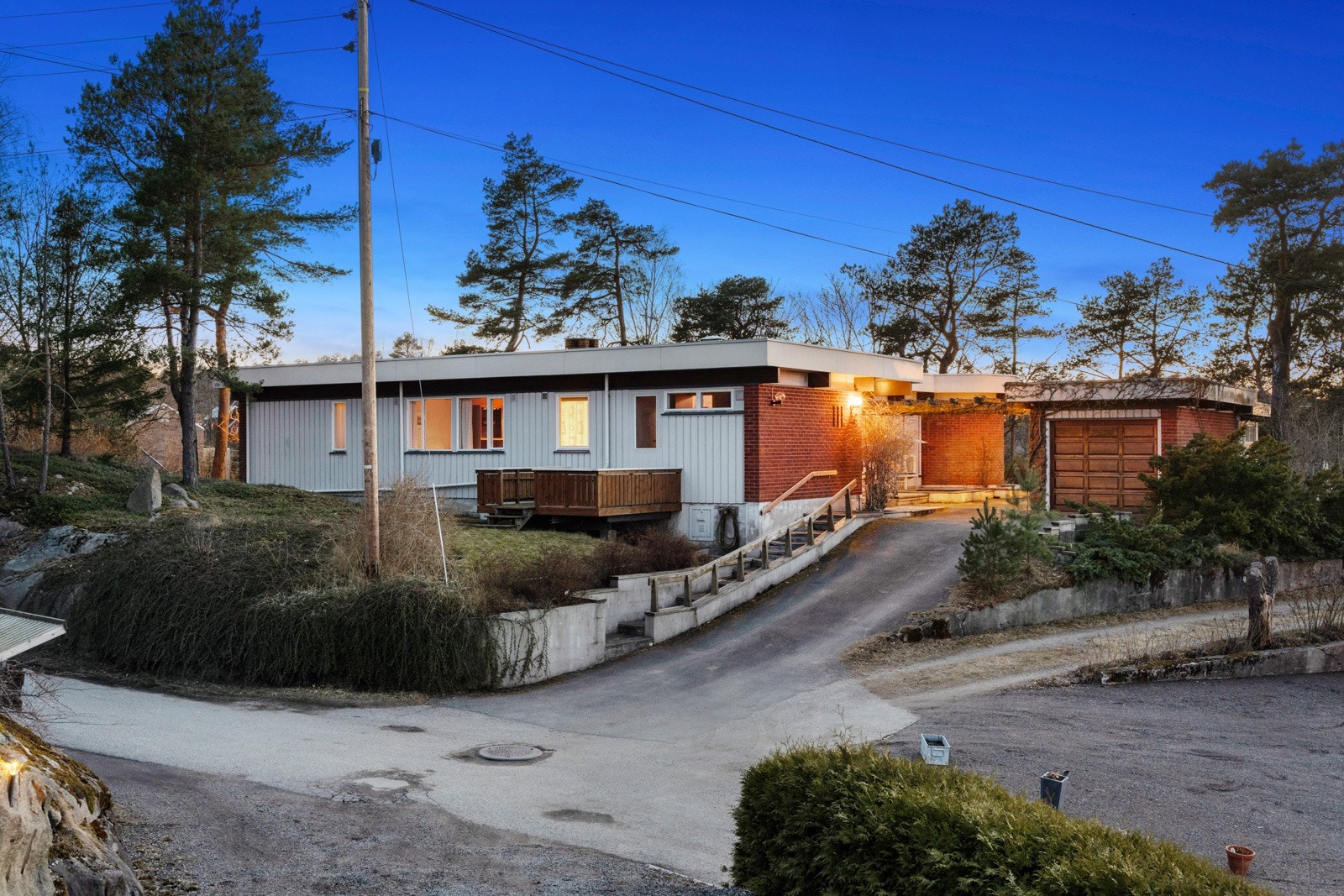 Boligen ligger høyt i terrenget i blindvei. Galleribilde