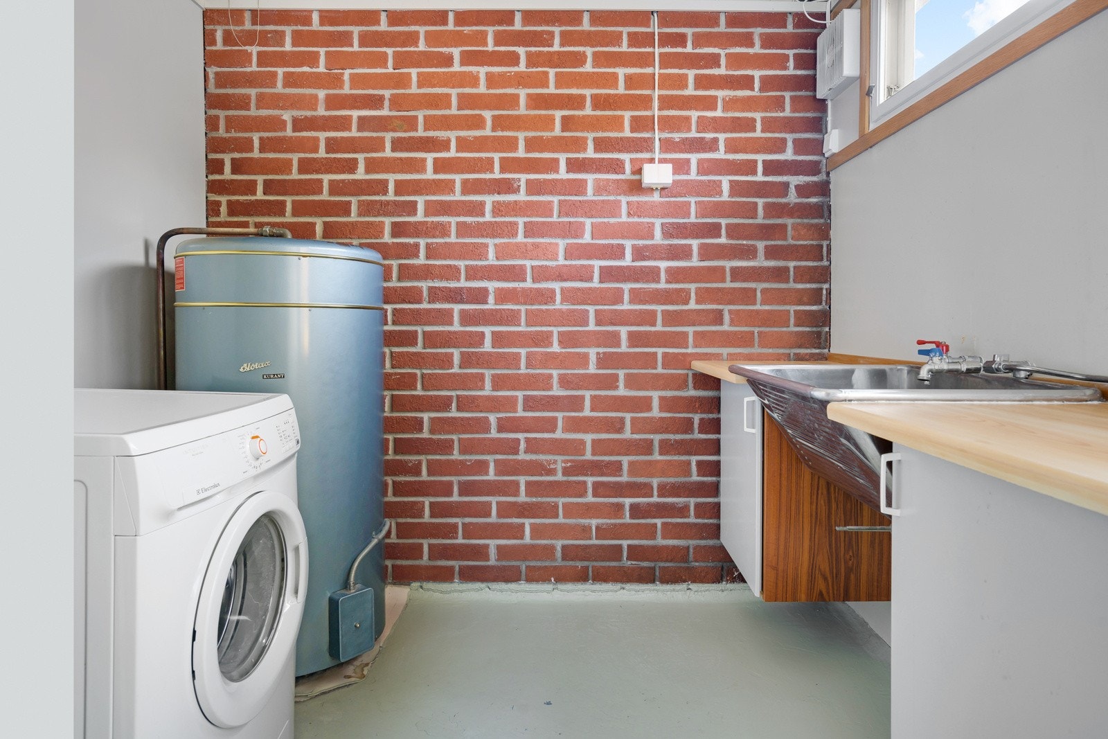 Vaskerom med dør ut. Galleribilde