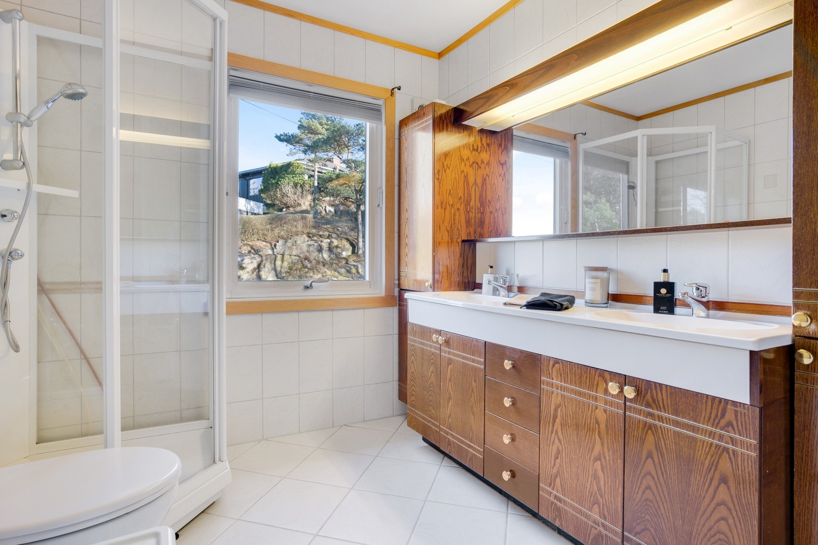 Flislagt bad med gulvvarme, pusset opp i 2003. Galleribilde