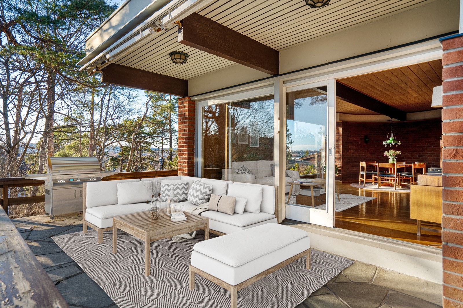 Skiferlagt uteplass med adkomst fra stue. Galleribilde