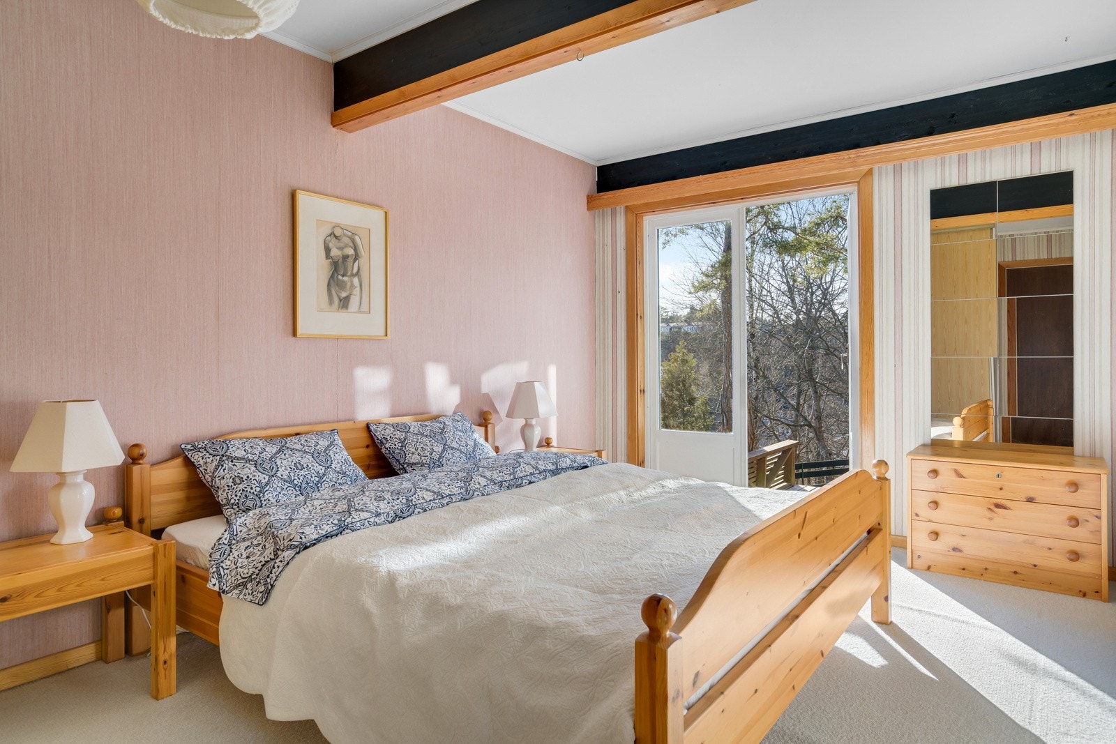 Hovedsoverommet har utgang til uteområde. Galleribilde