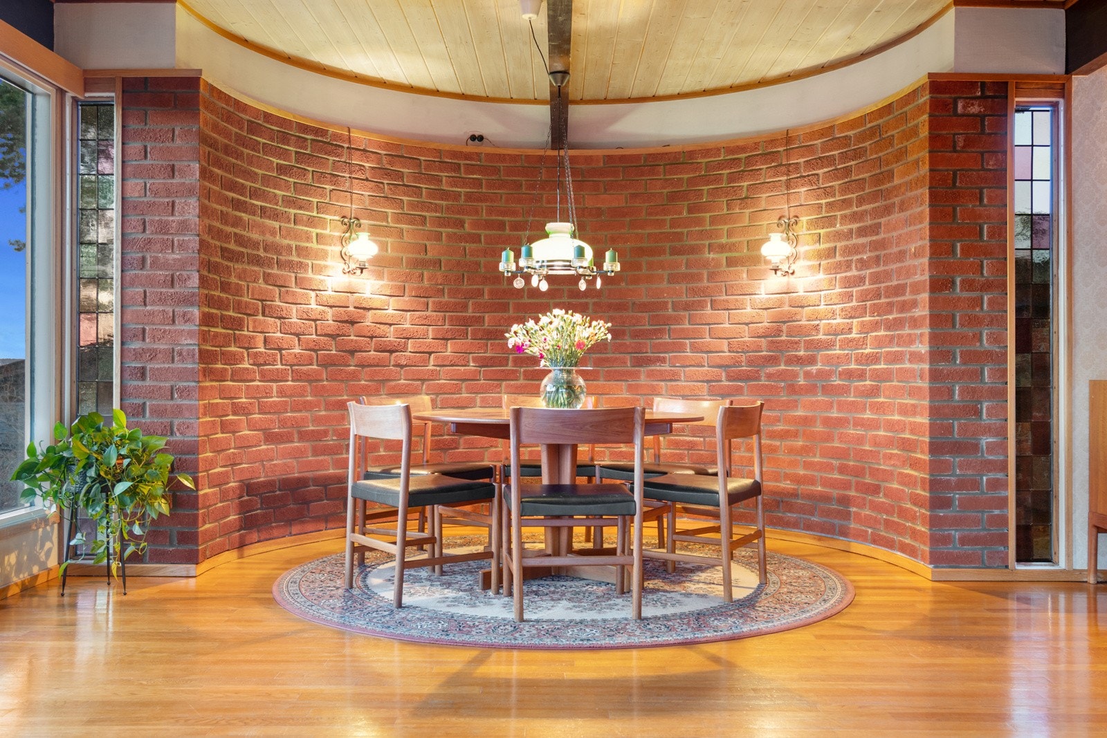 Det runde spisebordet passer perfekt inn i ytterveggens halvsirkulære form. Galleribilde