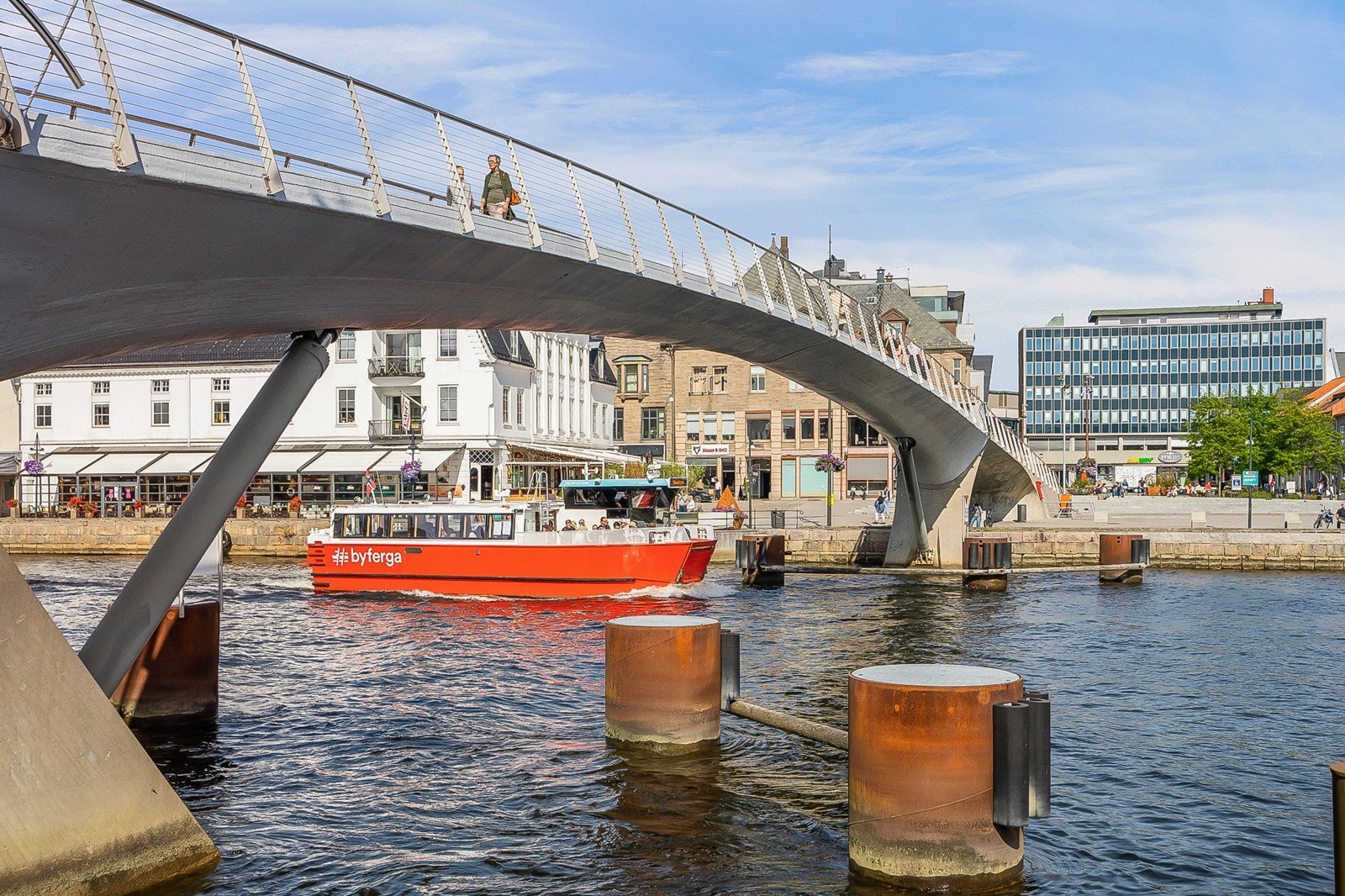 Gangbrua ligger ett stenkast unna eiendommen. Galleribilde