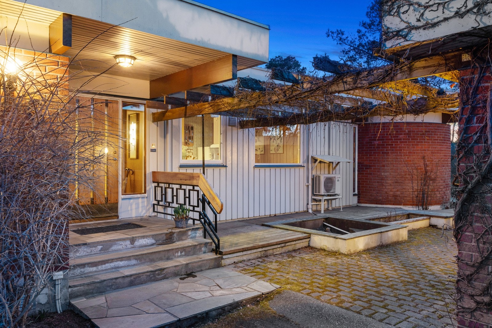 Atrium med pergola ved inngangsparti. Galleribilde