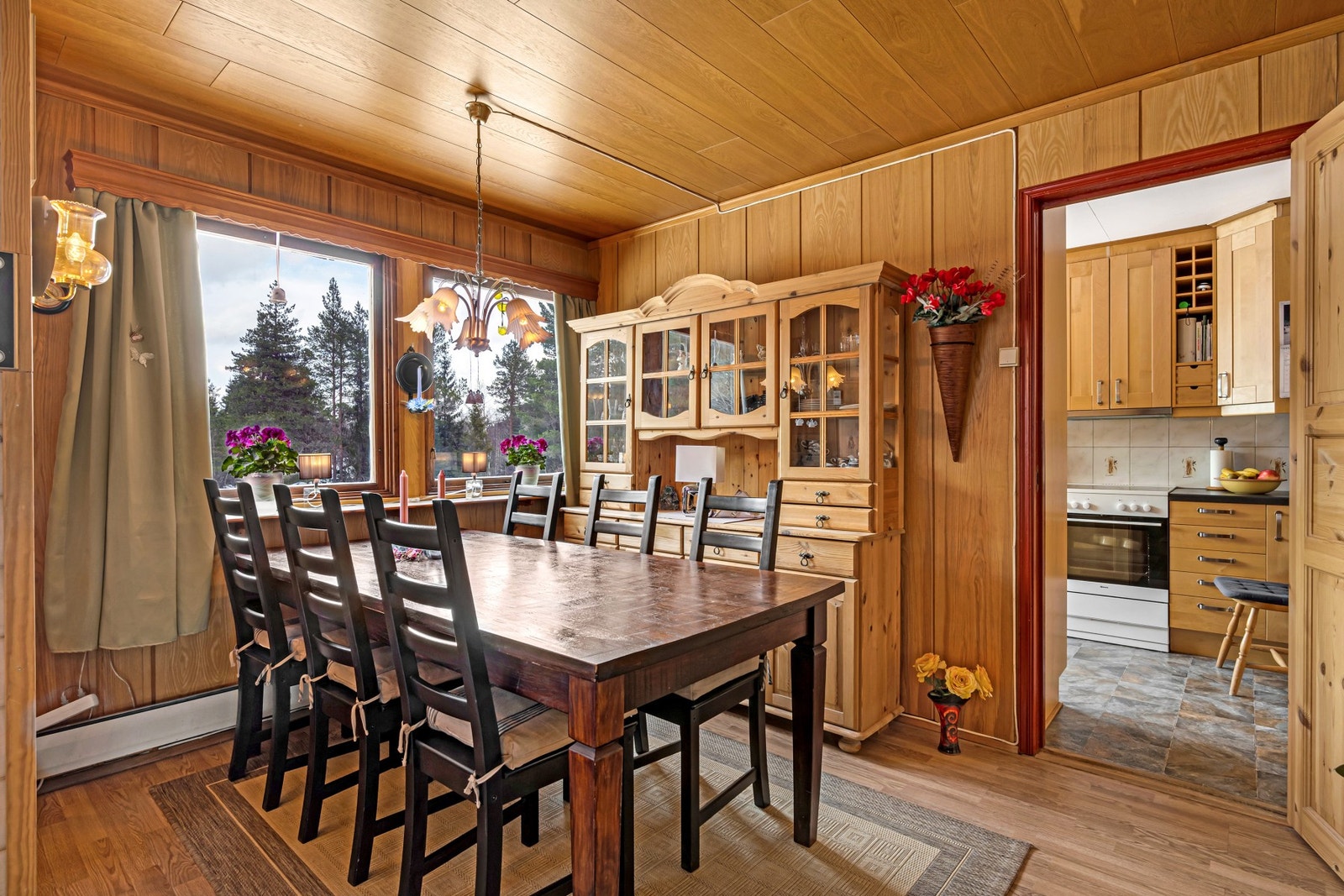 Spisebordet finner sin naturlige plassering ved kjøkkensone. Galleribilde