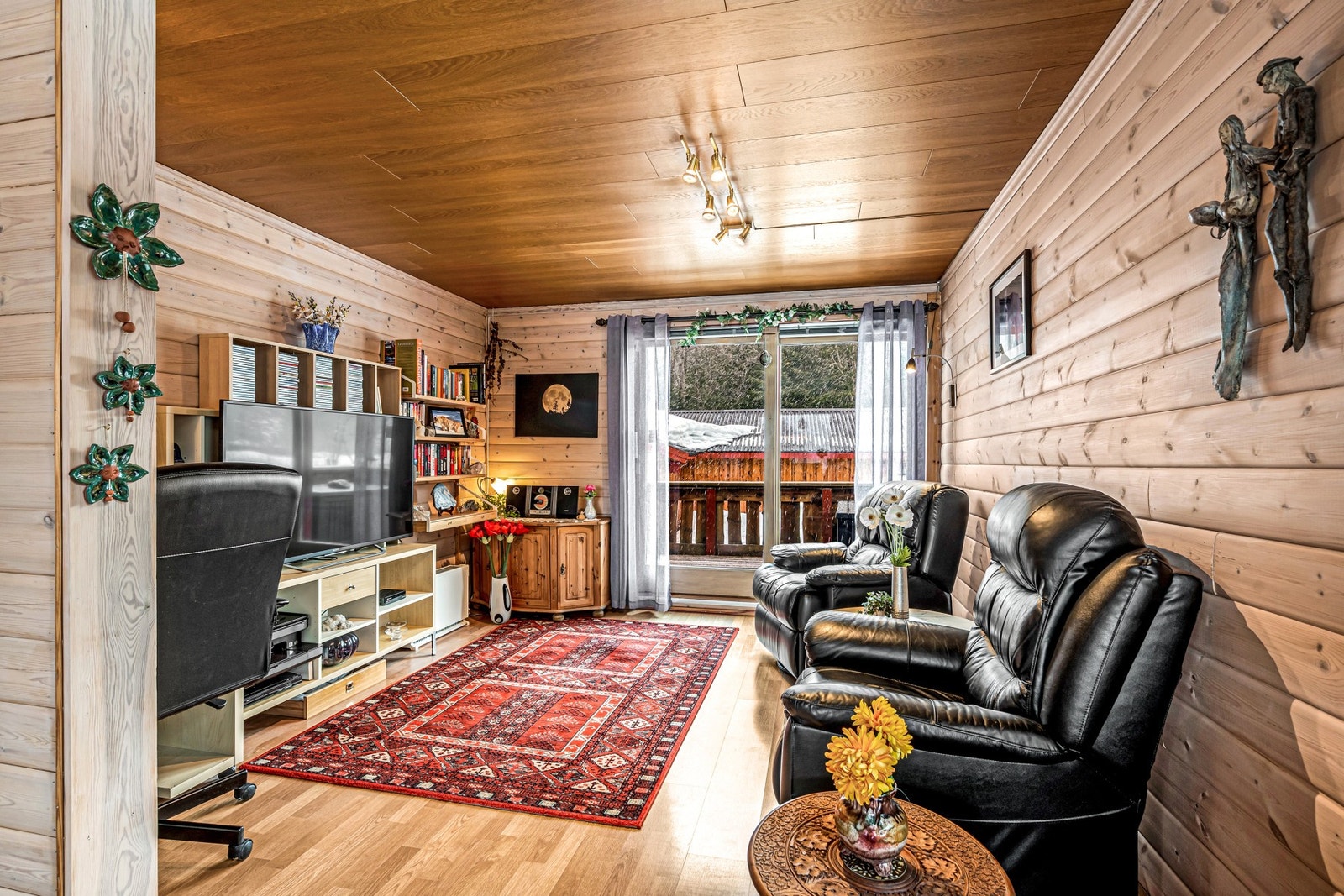 Stor stue på 42,9 kvm med god plass til flere sittegrupper. Galleribilde