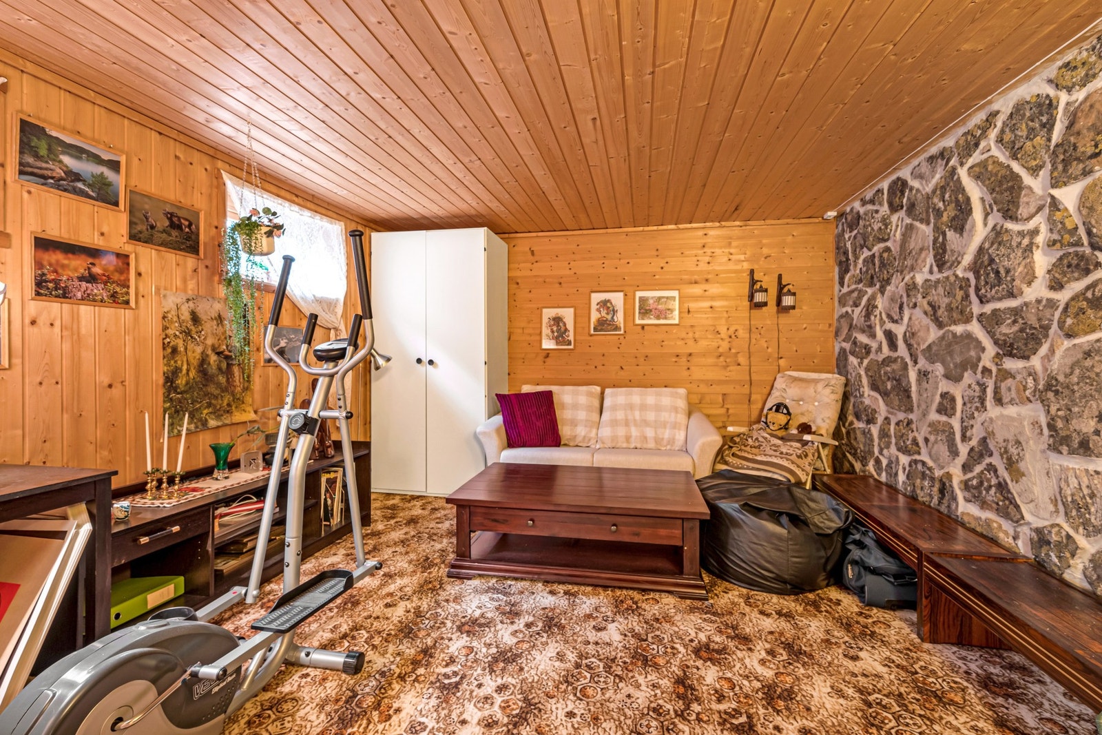 Stor kjellerstue på 14,6 kvm. Galleribilde