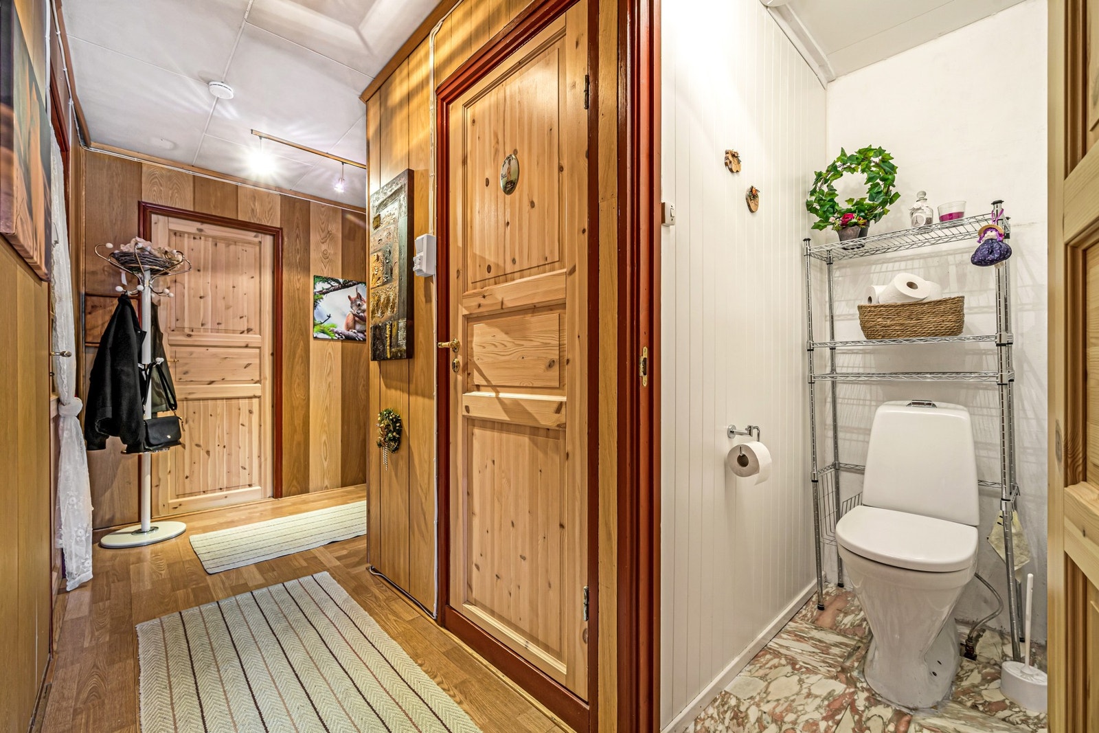 Praktisk toaletrom ved entrè Galleribilde