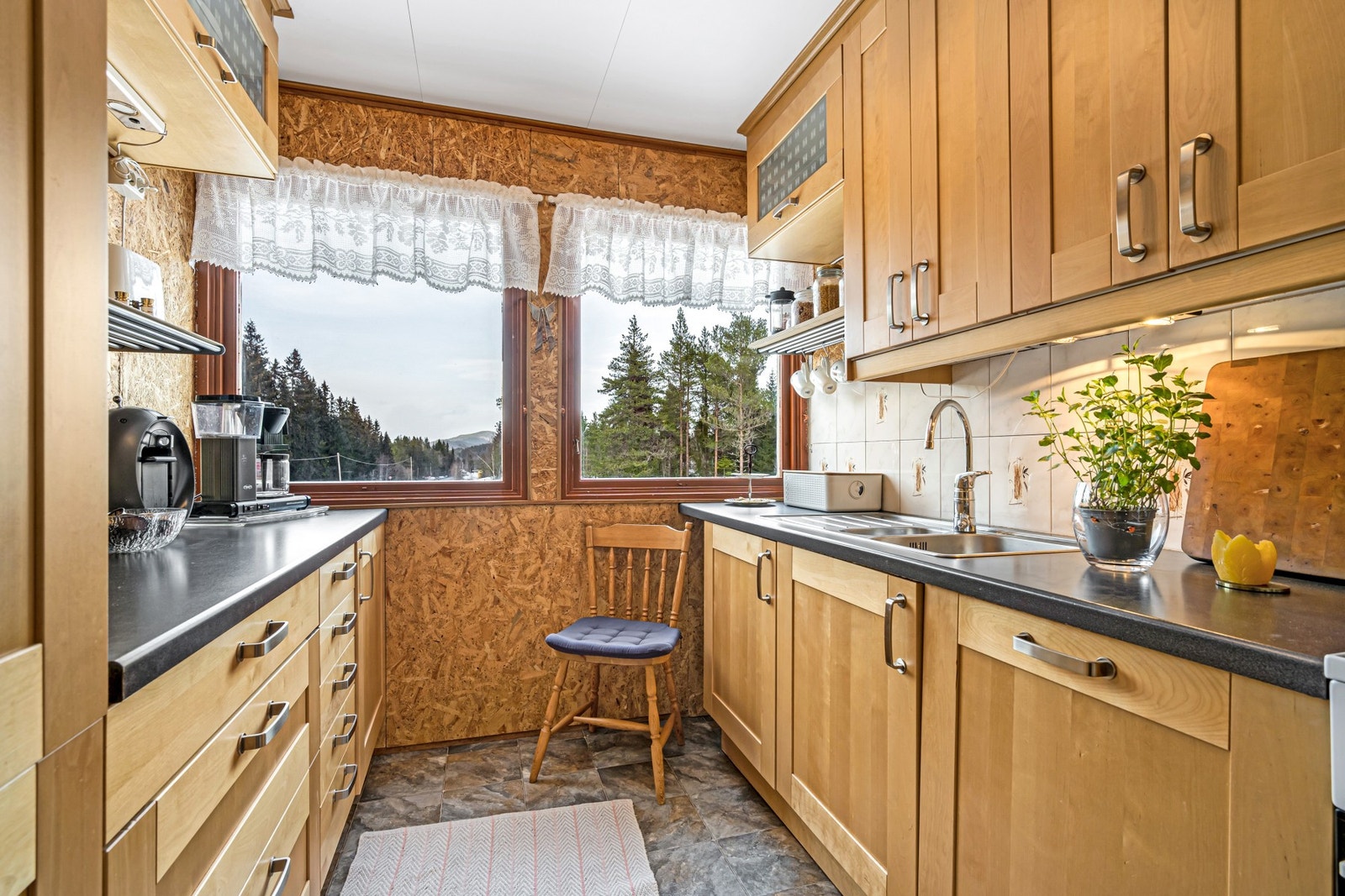 God skap- og benkeplass som passer ypperlig ved matlaging og oppbevaring. Galleribilde