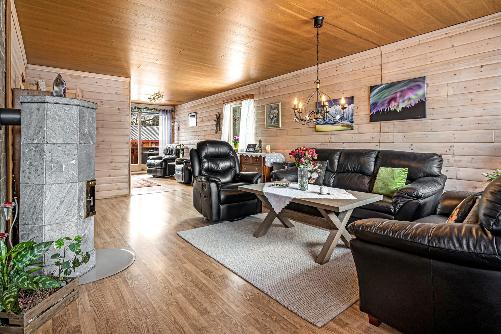 1.etasje består av store oppholdsrom som er lett å innrede. Galleribilde