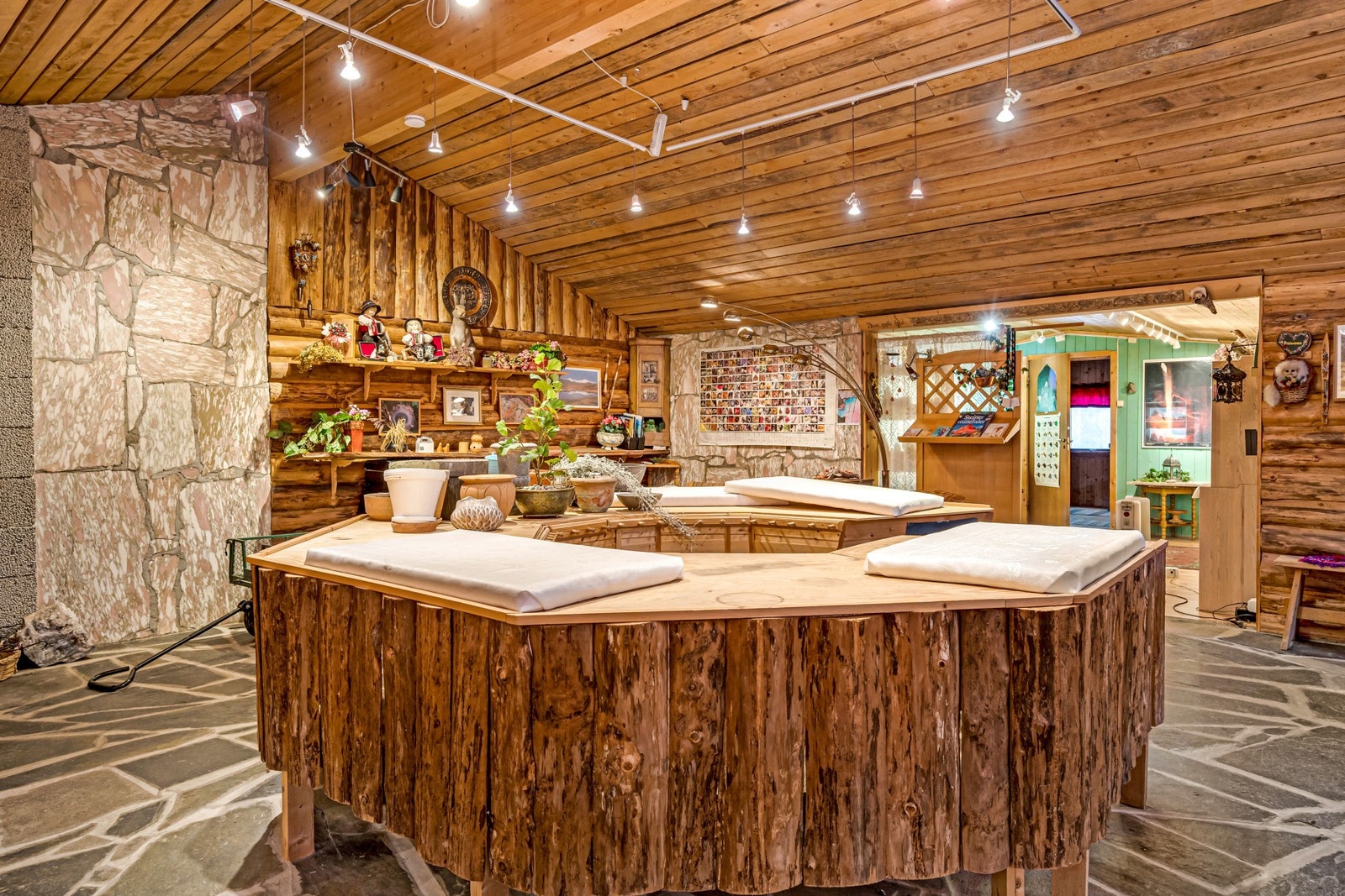 Tilleggshuset består av et tidligere salgslokale og lager. Galleribilde