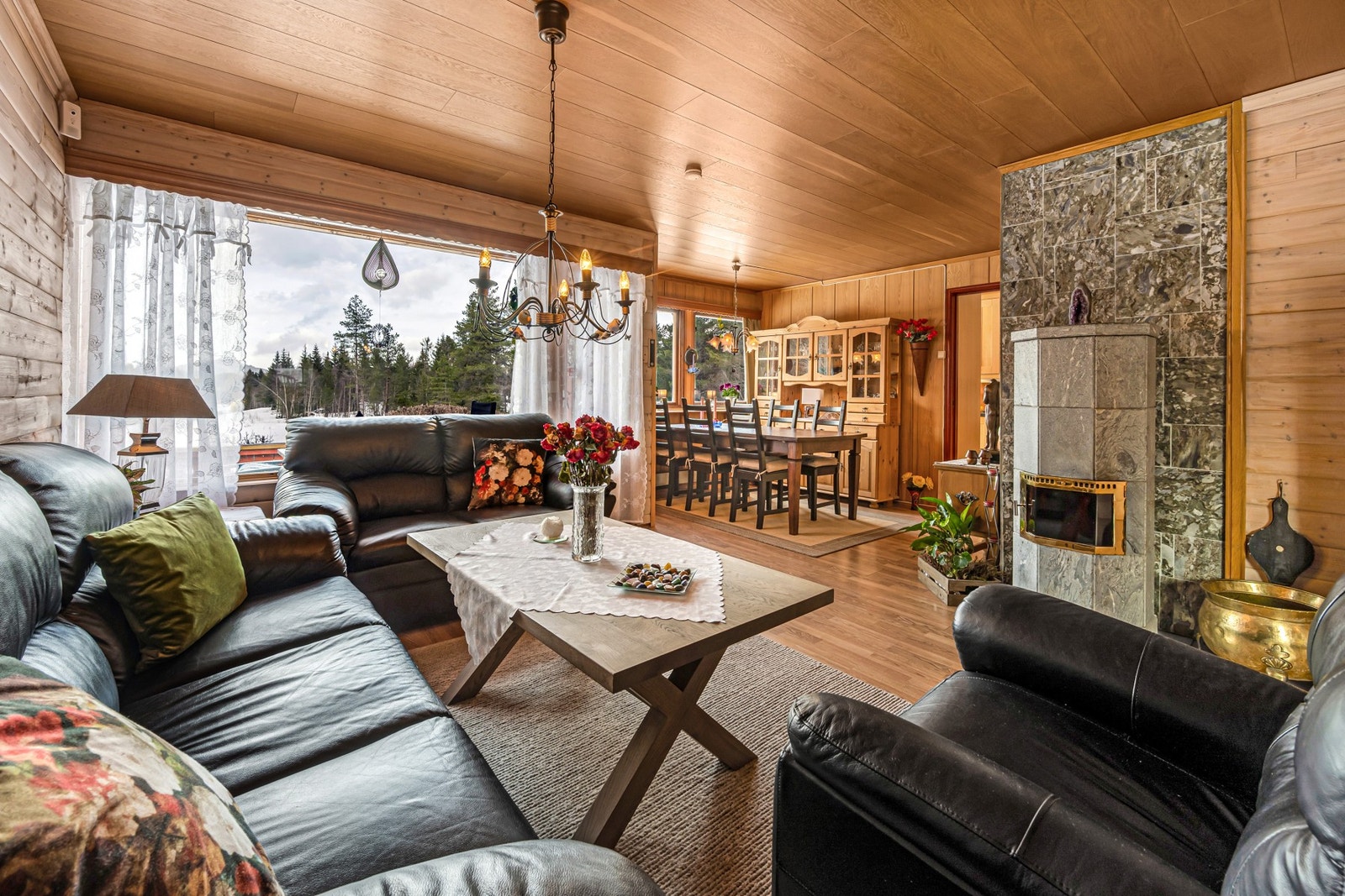 Vedfyring på stue gir en lun og koselig atmosfære. Galleribilde