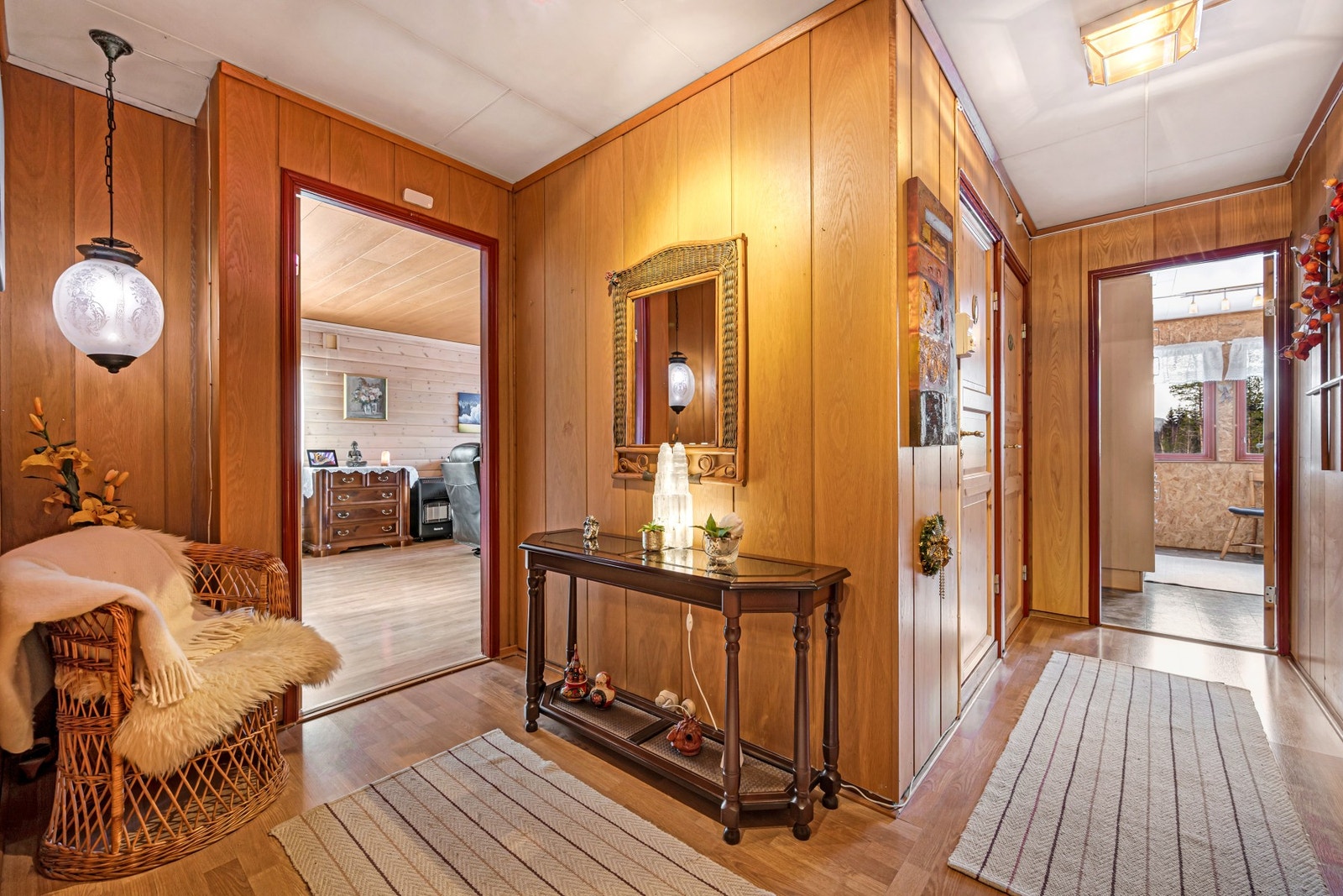 Romslig entrè med gode oppbevaringsmuligheter. Galleribilde