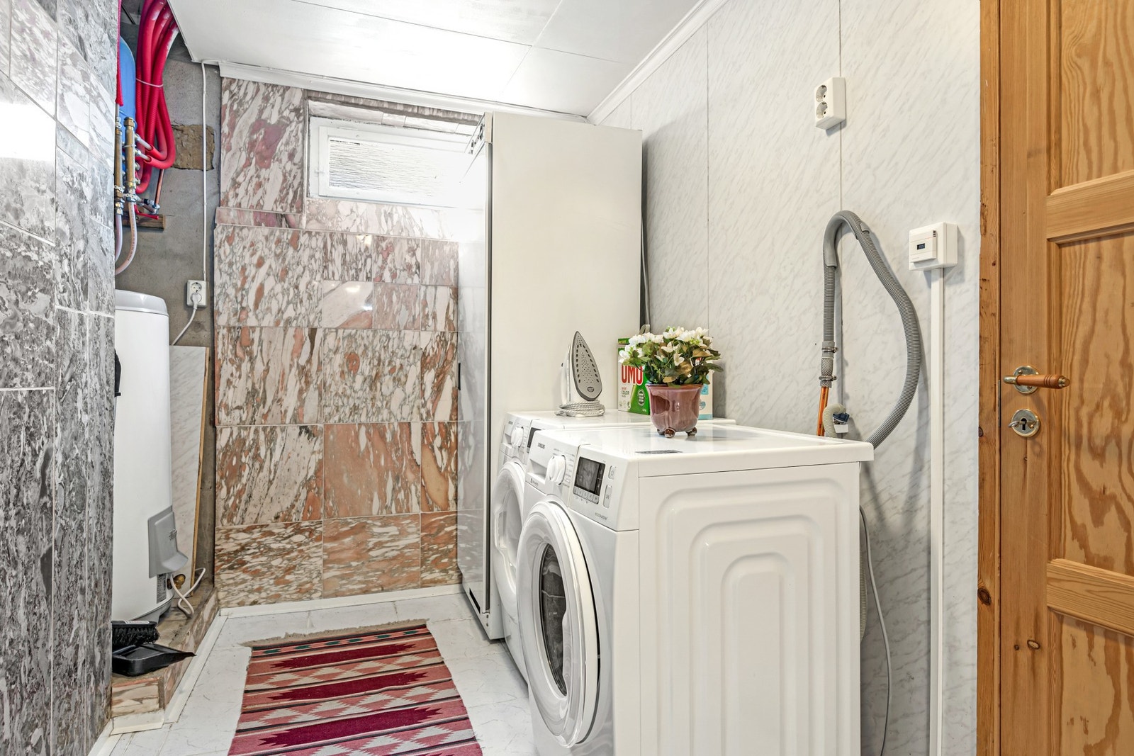 Det største baderommet har god plass til både vaskemaskin og tørketrommel. Galleribilde