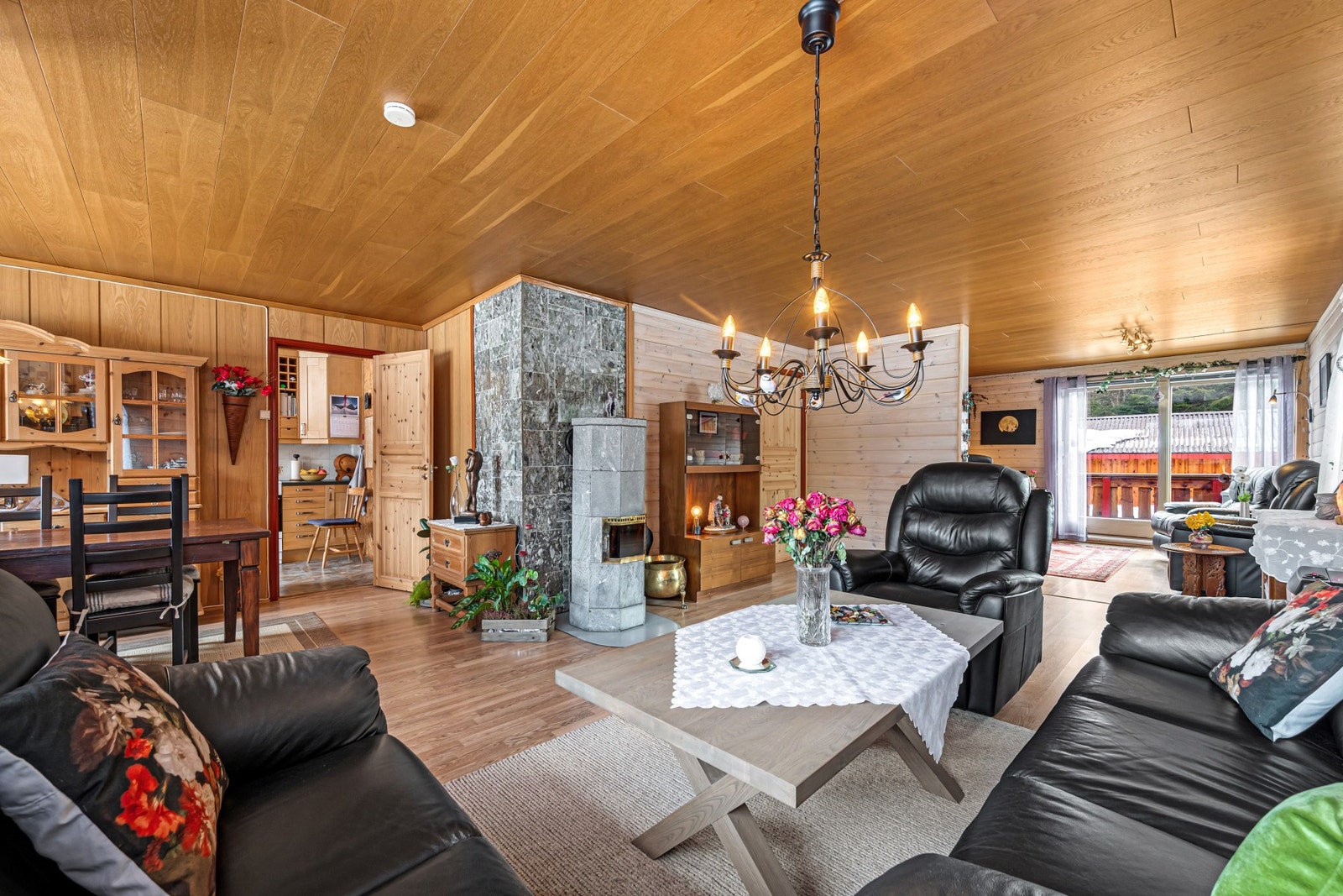 Naturlig skille mellom stuene og kjøkken som gir flere soner. Galleribilde