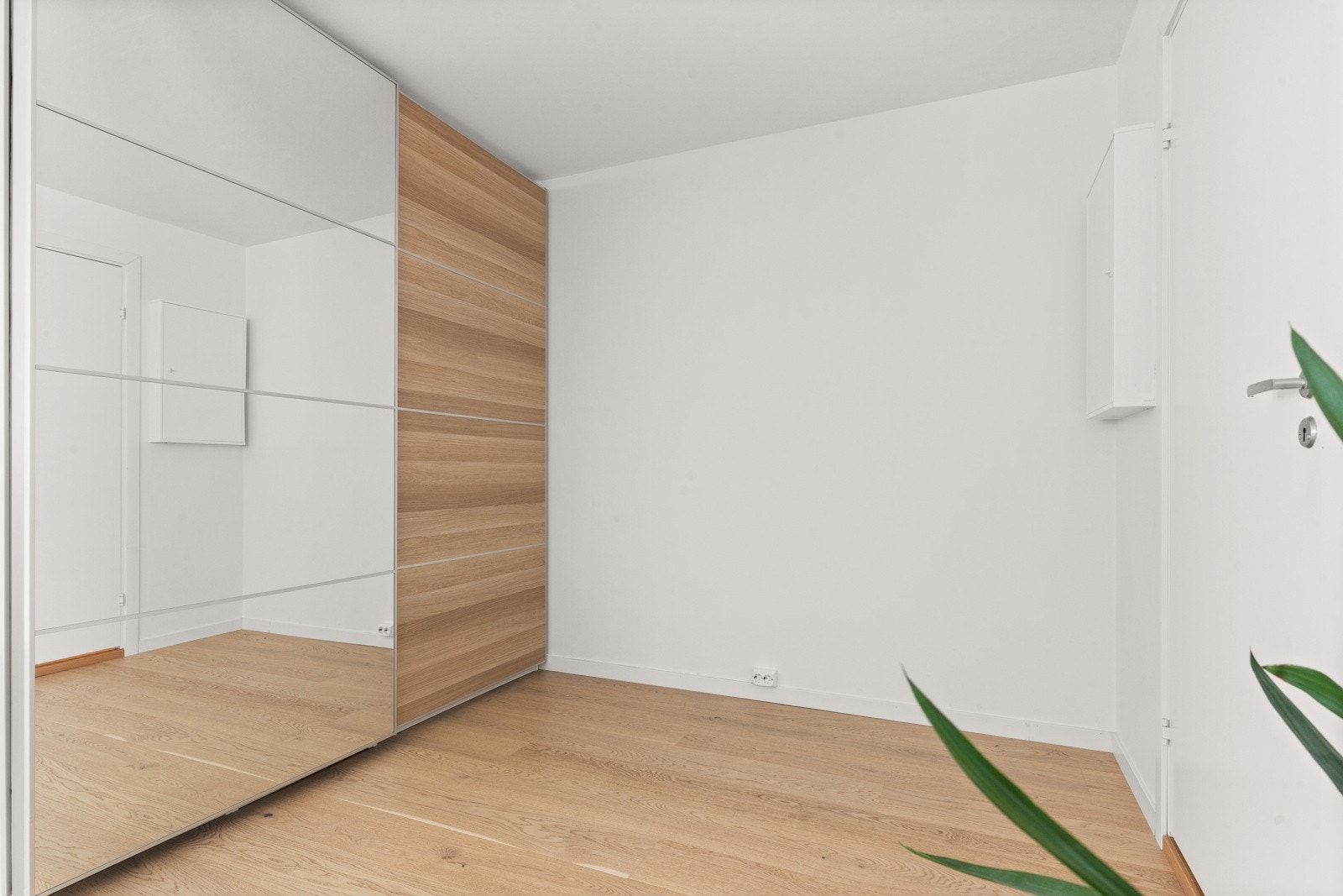 Entrèen har stor garderobeløsning for oppheng av yttertøy samt oppbevaring av sko Galleribilde