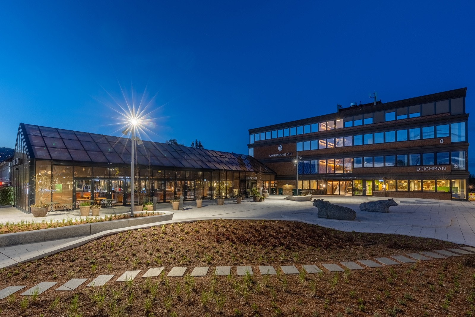 Kort spasertur til Røa sentrum og Nye Røa Torg og kjøpesenter. Galleribilde