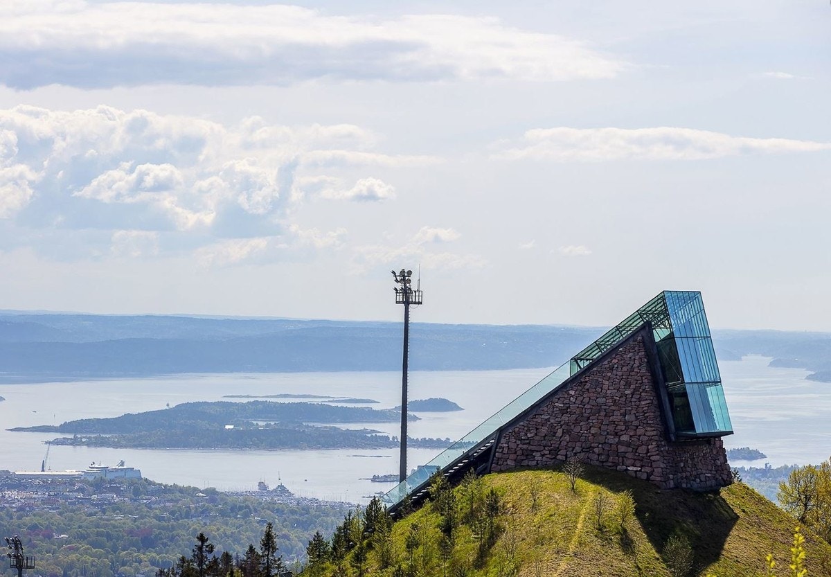 Holmenkollen nasjonalannlegg ligger 5 min i bil fra boligen og tilbyr alt innen de nordiske grener, sommer som vinter. Galleribilde