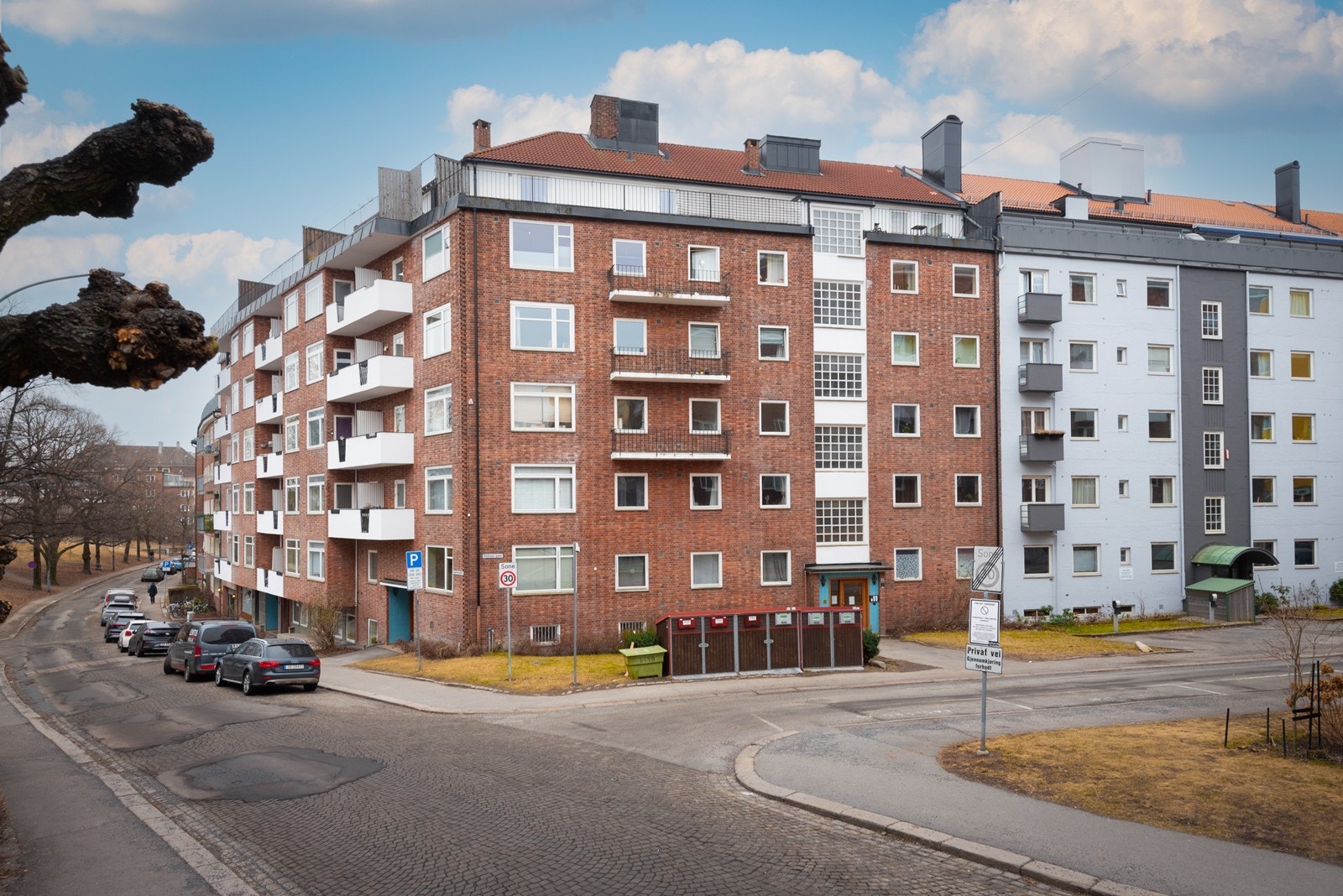 Fasade sett fra Fagerborggata - garasjeanlegg under bygget med ledig plass til leie pr. 22/3-22 Galleribilde