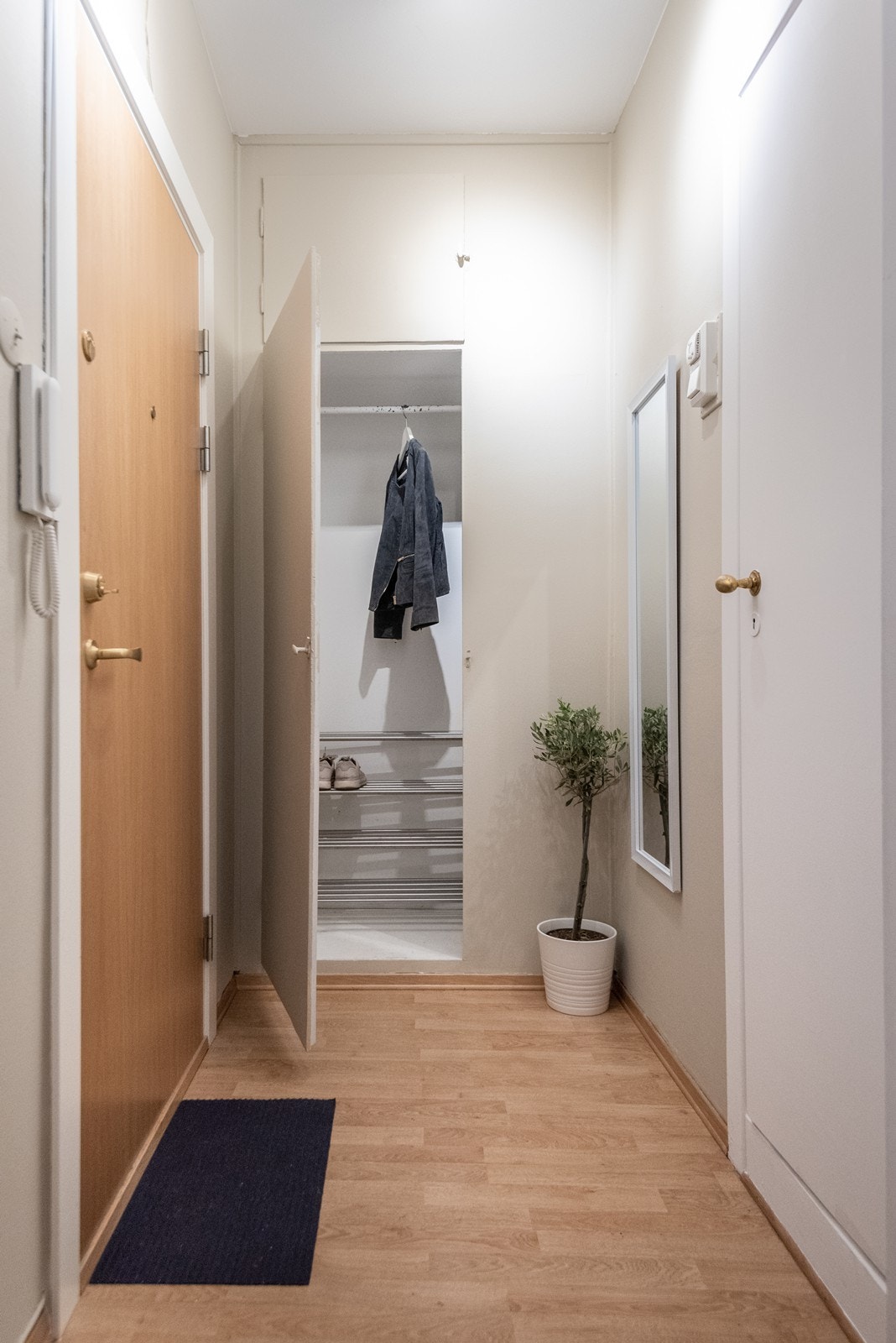 Gang med garderobe Galleribilde