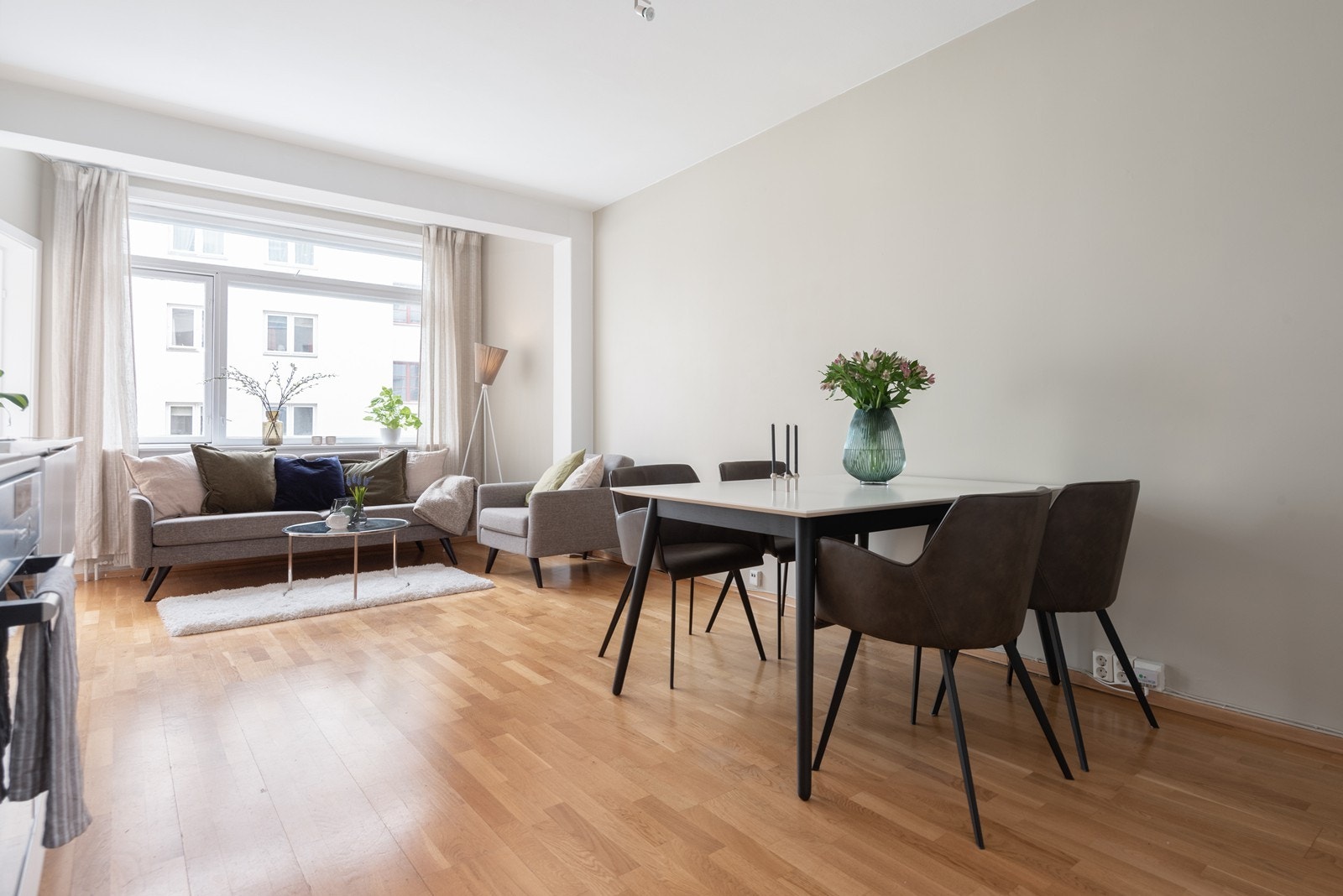 Hele leiligheten vender mot rolig bakgård Galleribilde