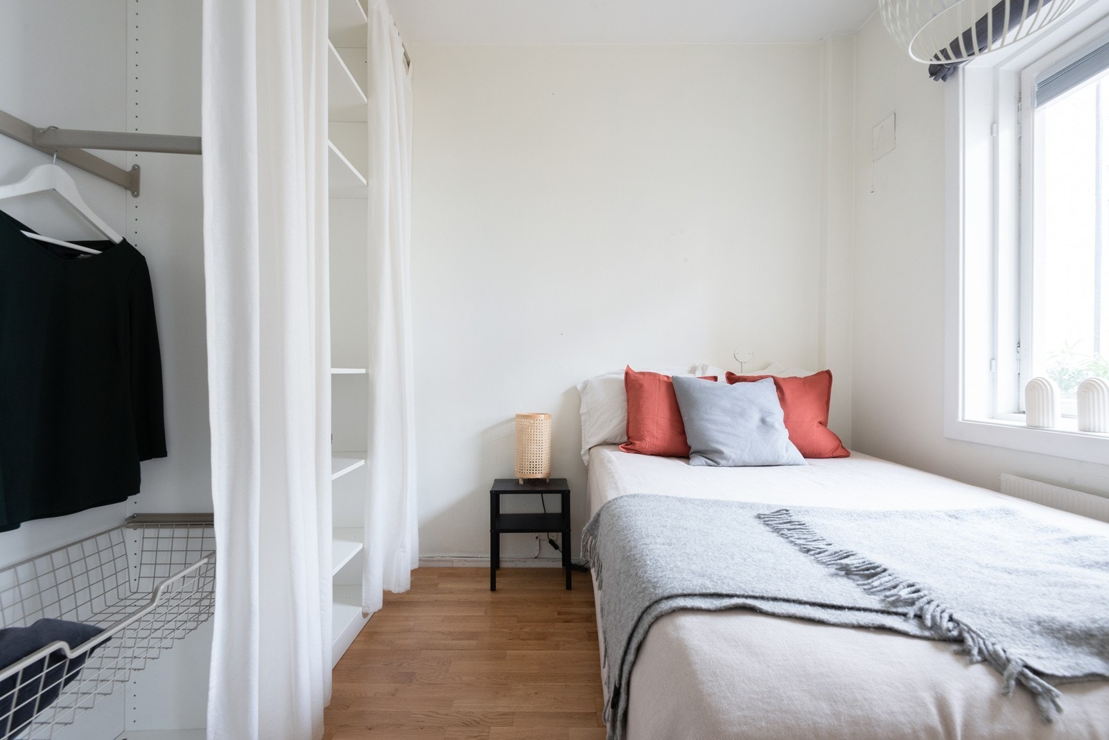 Soverom med stor garderobe, vendt mot rolig bakgård Galleribilde