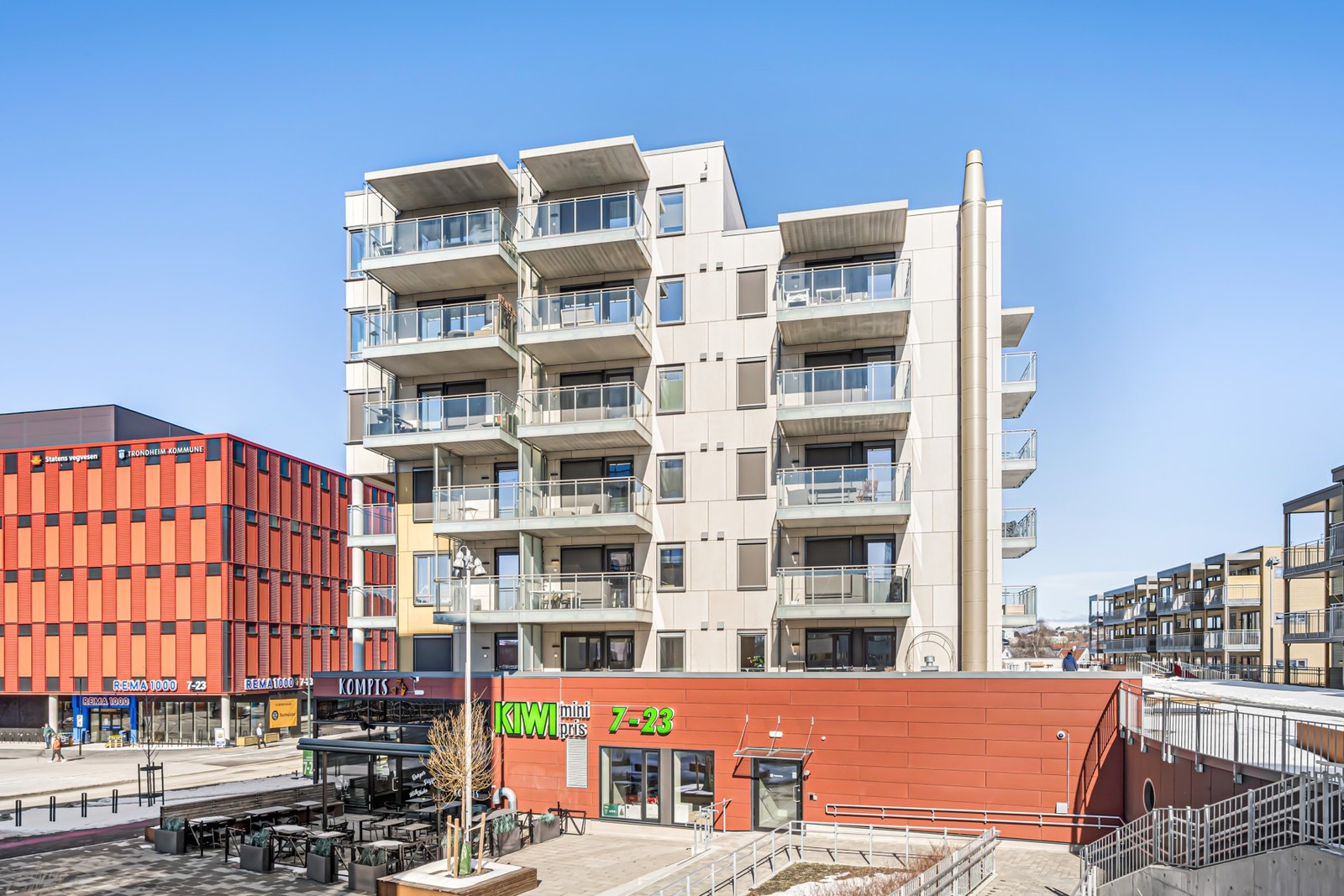 Nyere boligfelt med kort avstand til både dagligvare, bussforbindelser og NTNU. Galleribilde
