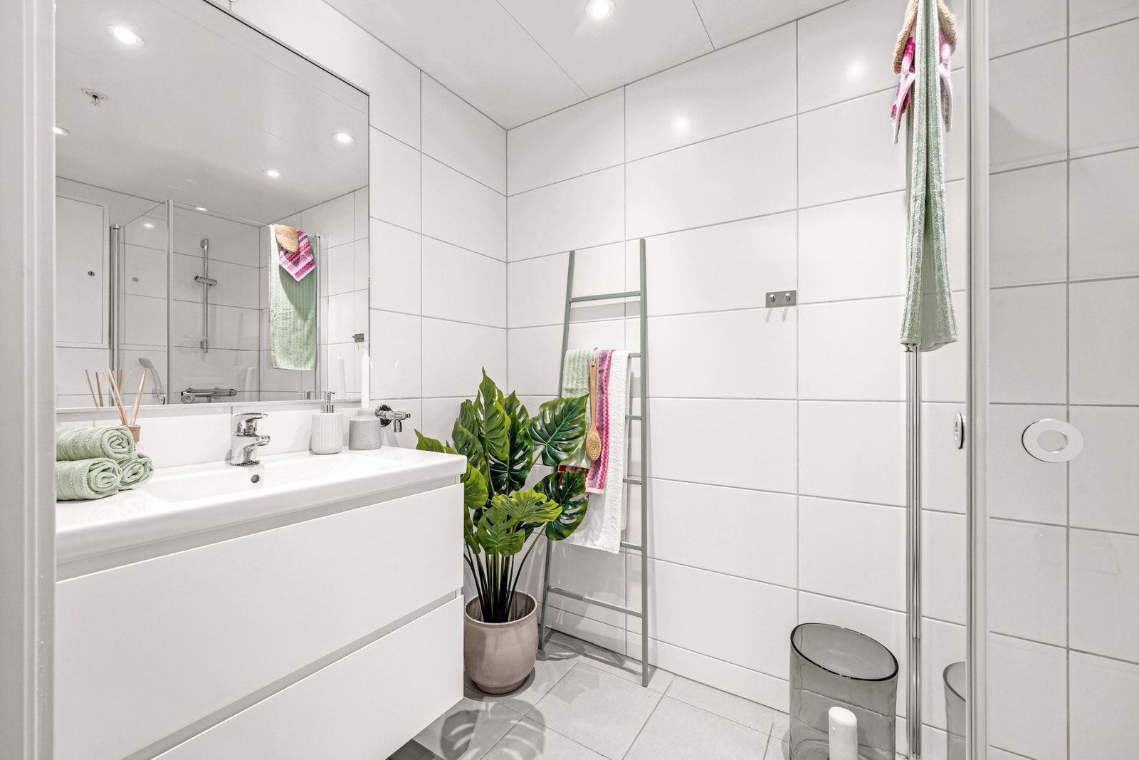 Flott baderom med opplegg for vaskemaskin. Galleribilde