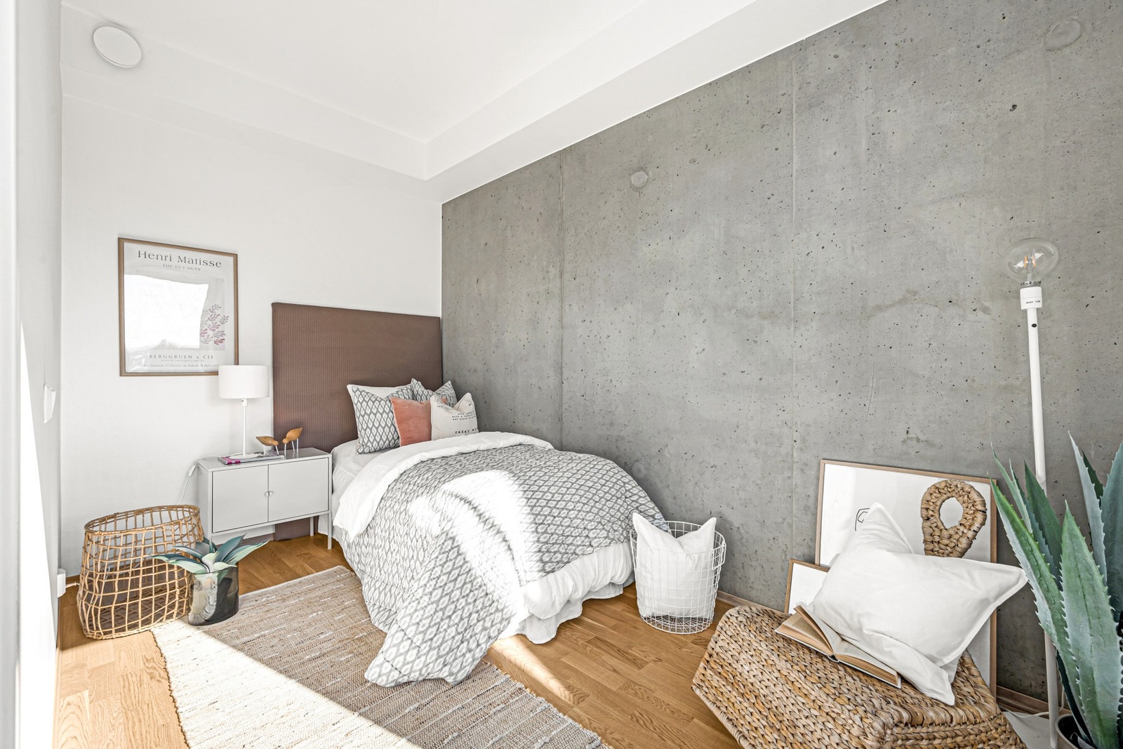 Stilig soverom på 7,9 m2 med god plass til både seng, garderobe og kontorpult. Galleribilde