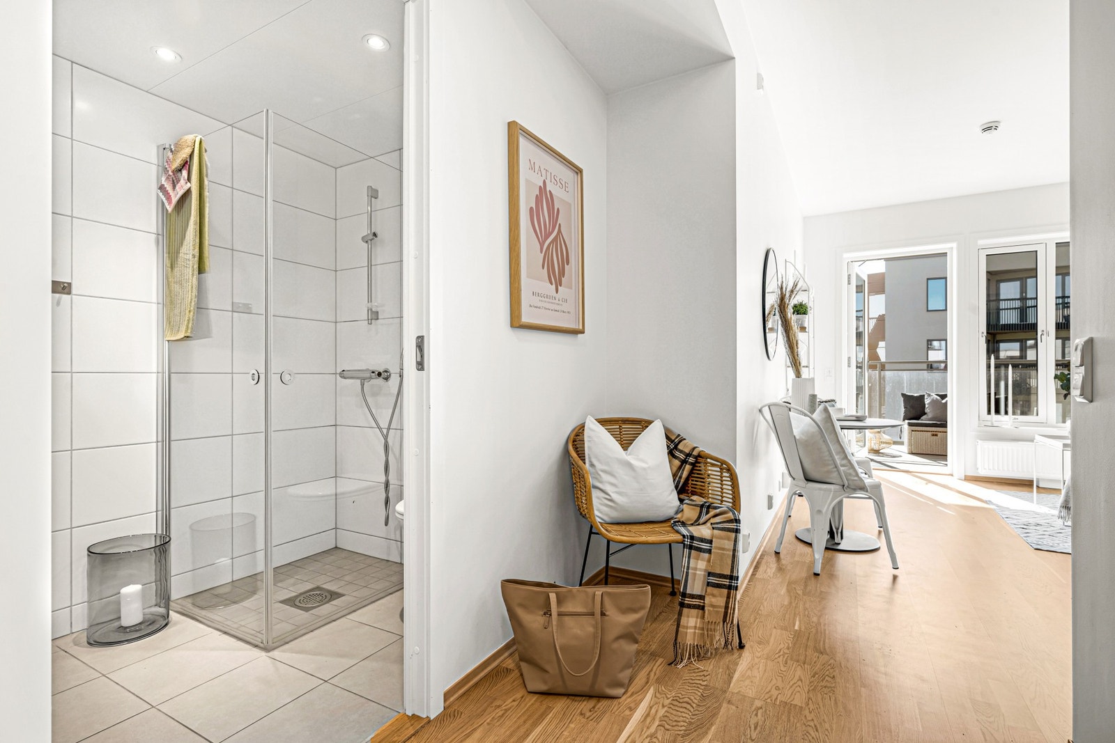Innbydende entrè med plass til oppheng av klær og skotøy. Galleribilde