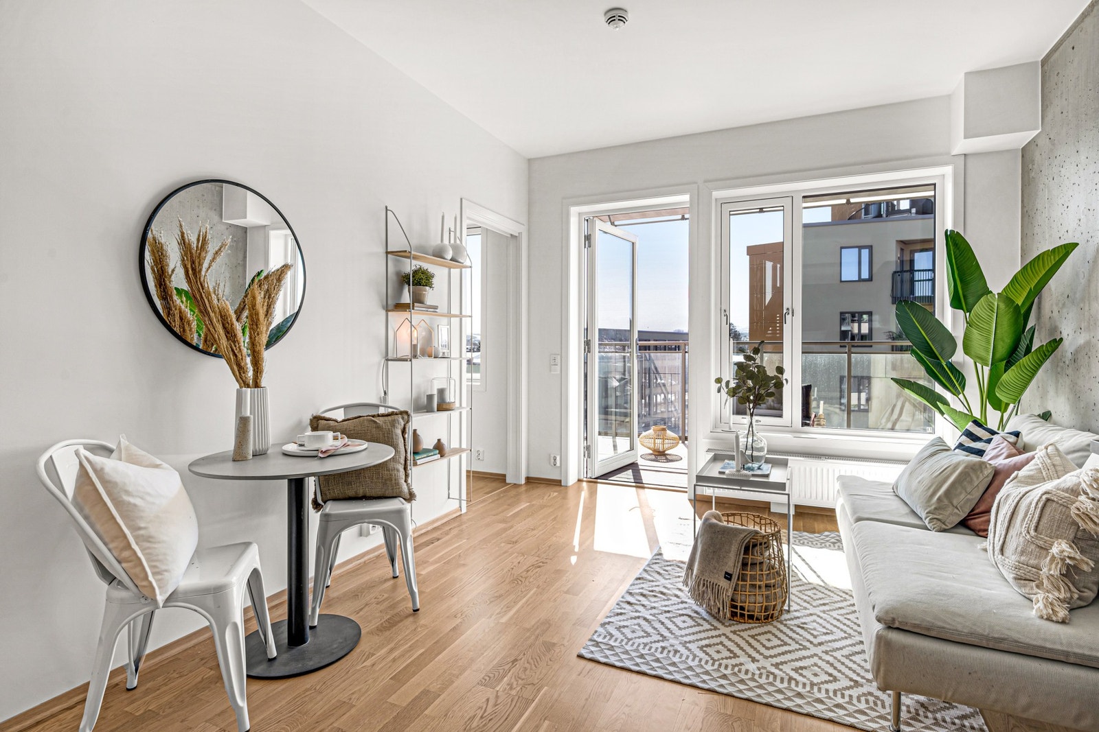 Leiligheten har store oppholdsrom som er lett å innrede. Galleribilde