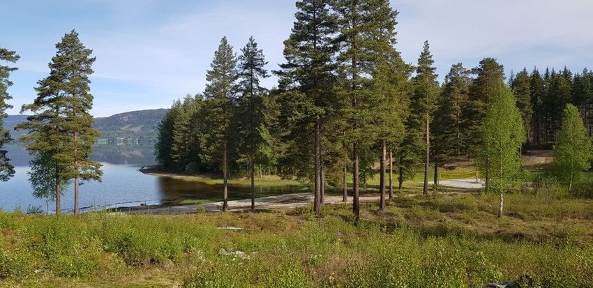 Fritidseiendommen ligger i naturskjønne og landlige omgivelser, like ved vannet, på Noresund i Krødsherad kommune. Galleribilde
