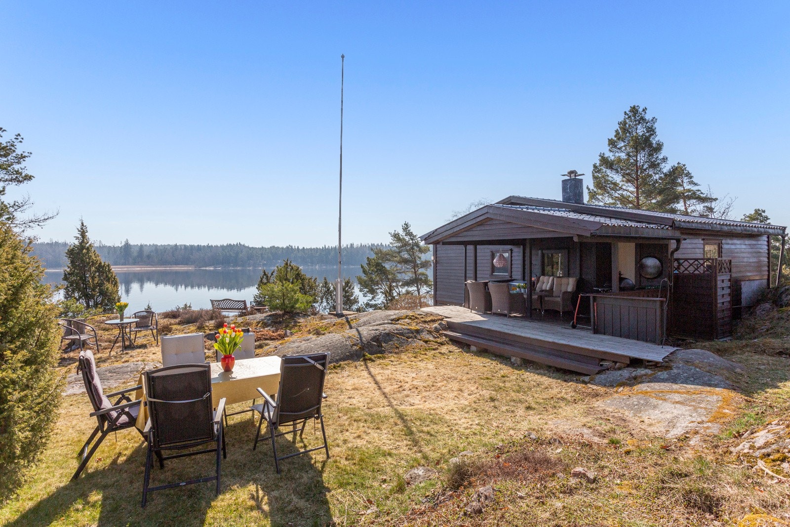 Tomten er noe opparbeidet, men hoveddelen er naturtomt. Galleribilde