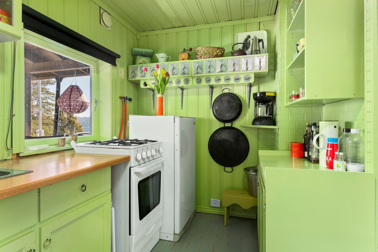 Kjøleskap og komfyr kan medfølge. Galleribilde