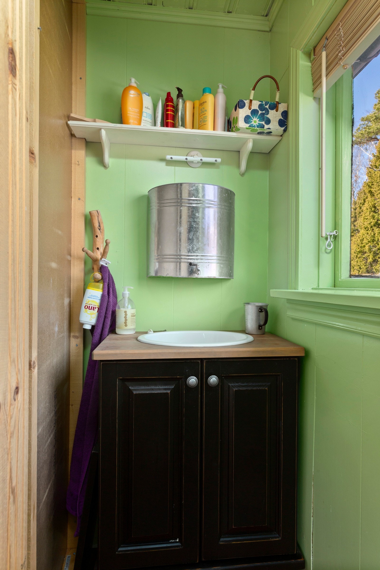 Vaskerom innredet med servant med underskap. Kaldt vann fra cisterne. Galleribilde