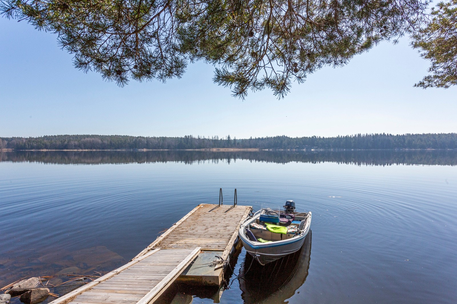 Egen brygge på ca. 15 kvm. som også brukes som solplass/badeplass. Galleribilde