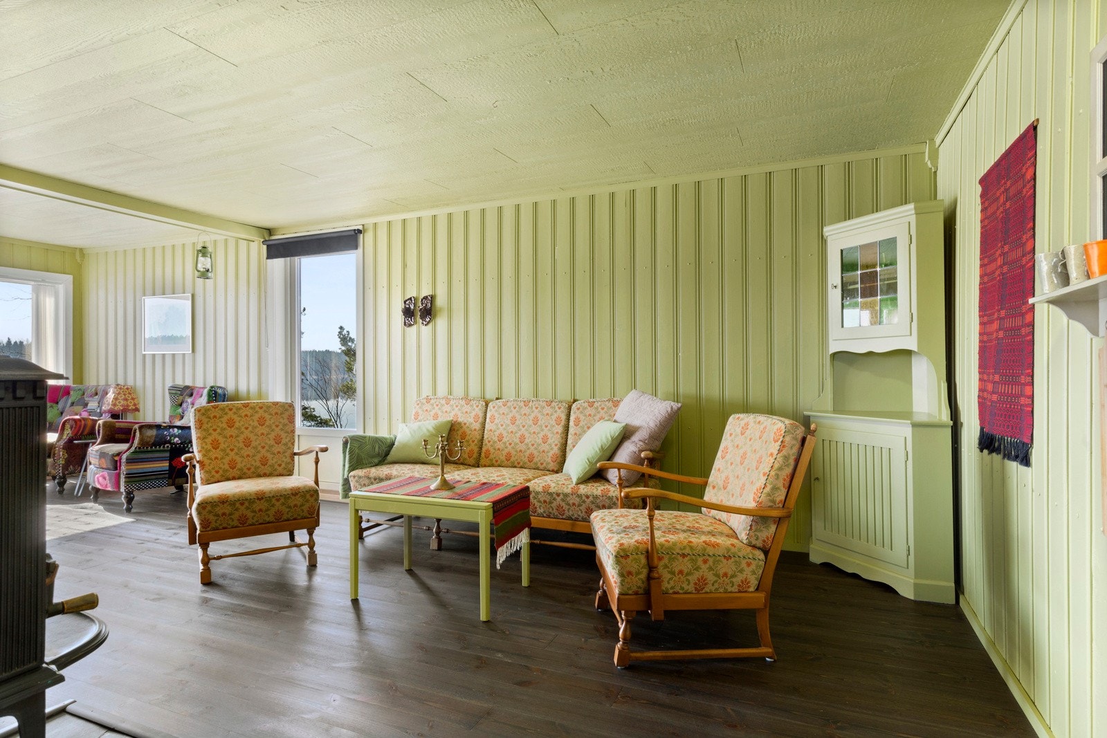 Nytt gulv i stuen og nymalte vegger og imling. Galleribilde