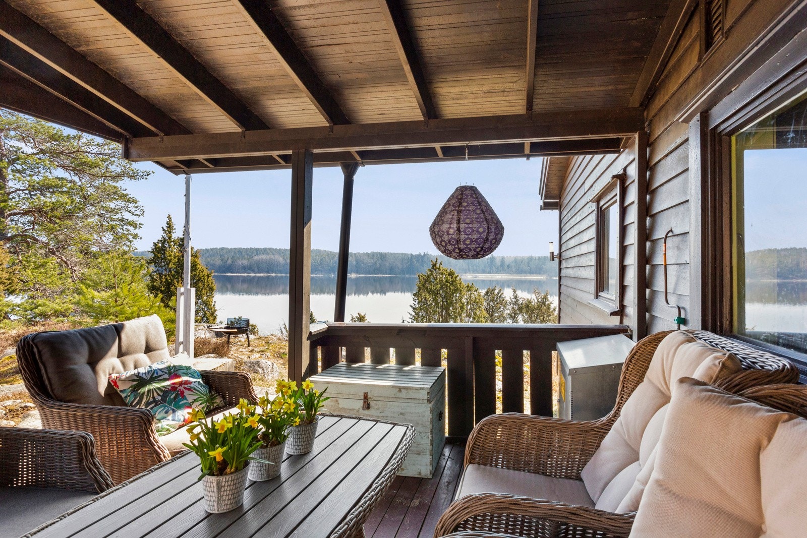 Her vil man sitte til langs utover de sene nattetider. Galleribilde