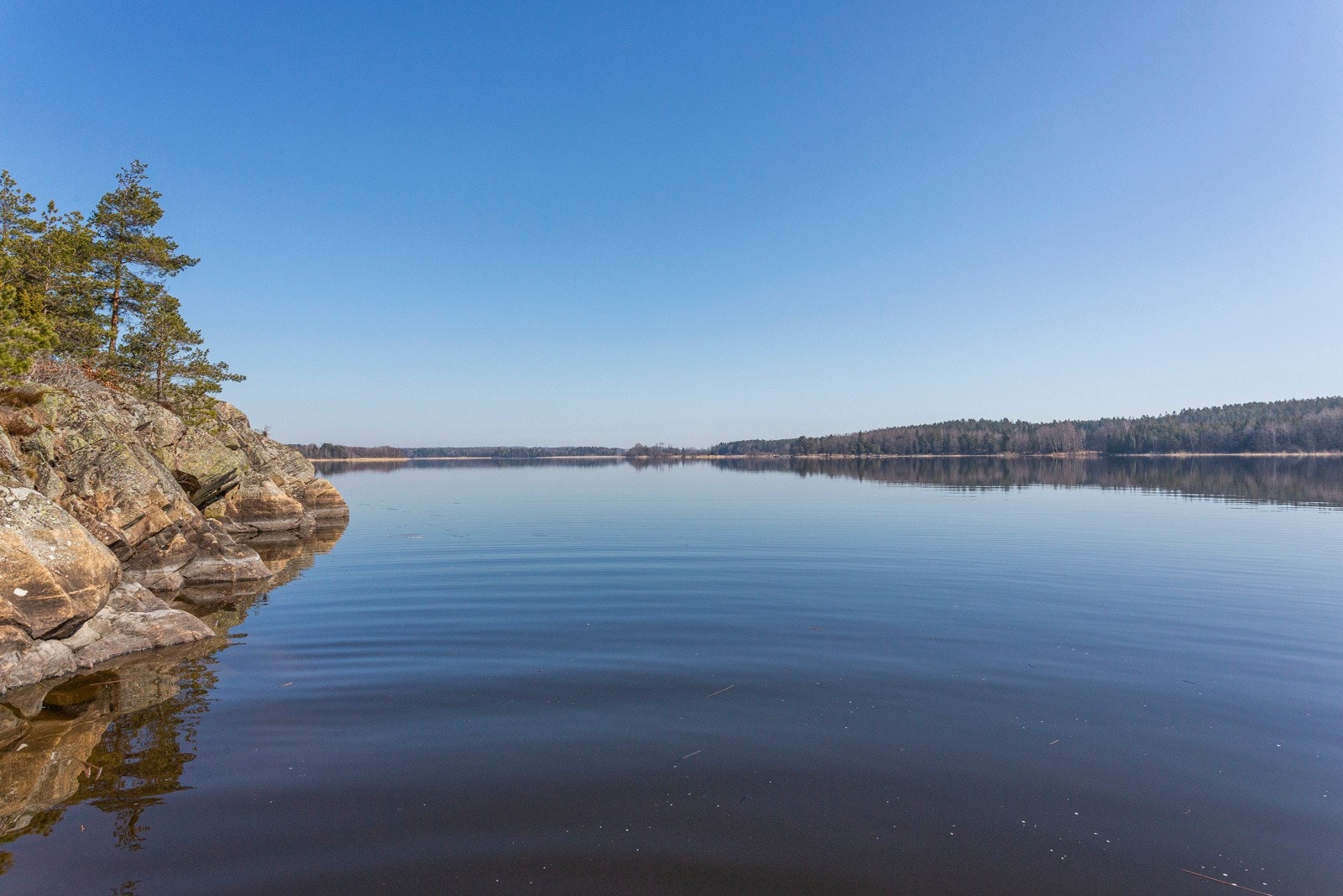Med en strandlinje på over 200 kilometer og et flateinnhold på 46,5 km2, er Vansjø en av Norges største innsjøer. Galleribilde