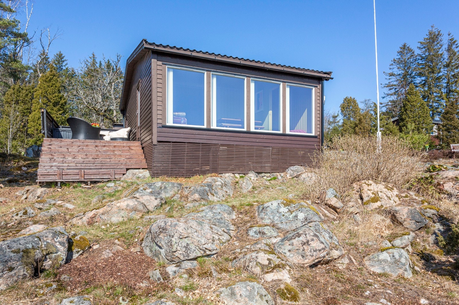 Hytta ligger høyt og solrikt til i terrenget med flott utsikt over Vansjø og Dillingøya. Galleribilde