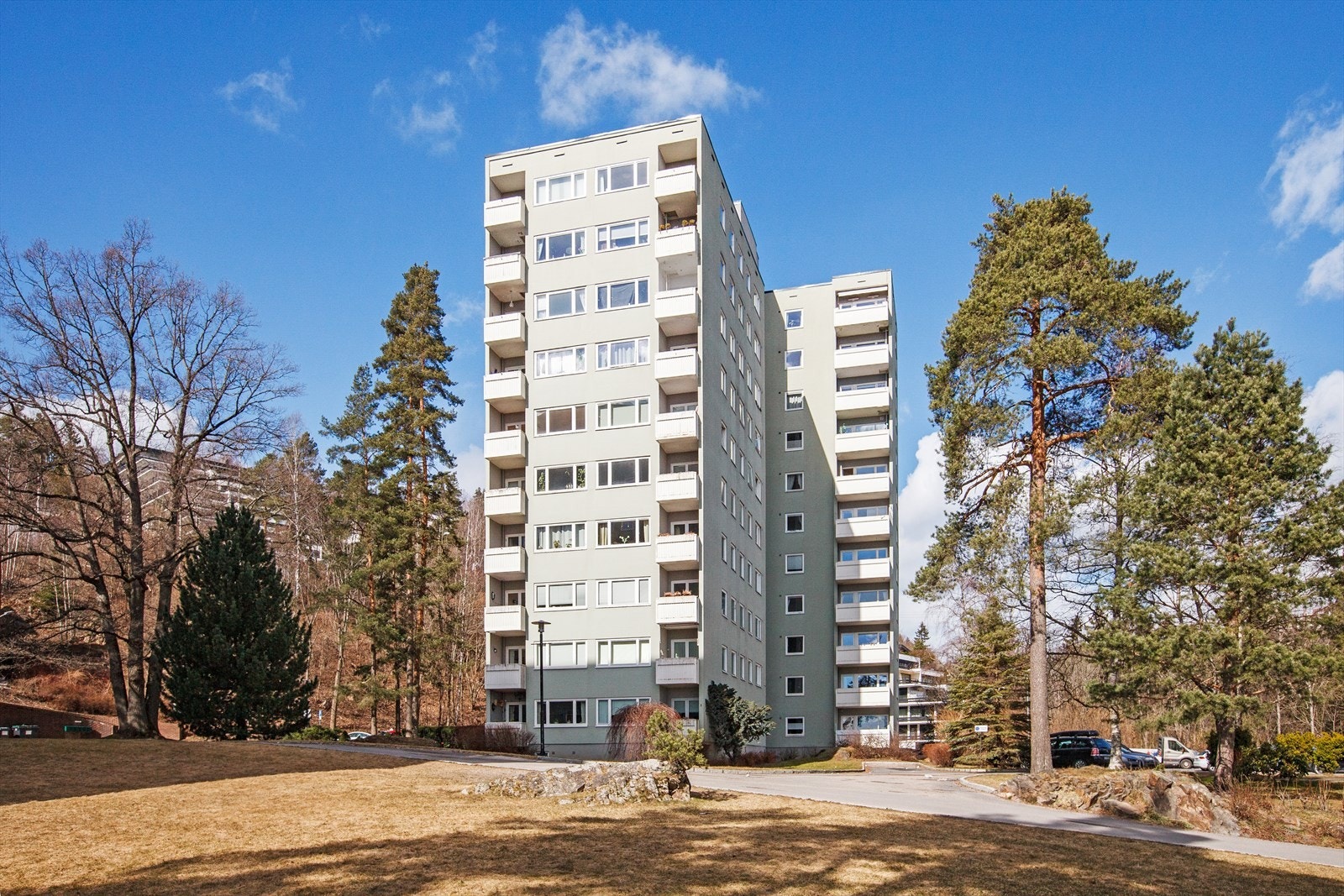 Boligselskapet består av 119 seksjoner. Selskapets navn er Sameiet Ullernbyggene med org.nr.: 971527250 i Oslo kommune. Galleribilde